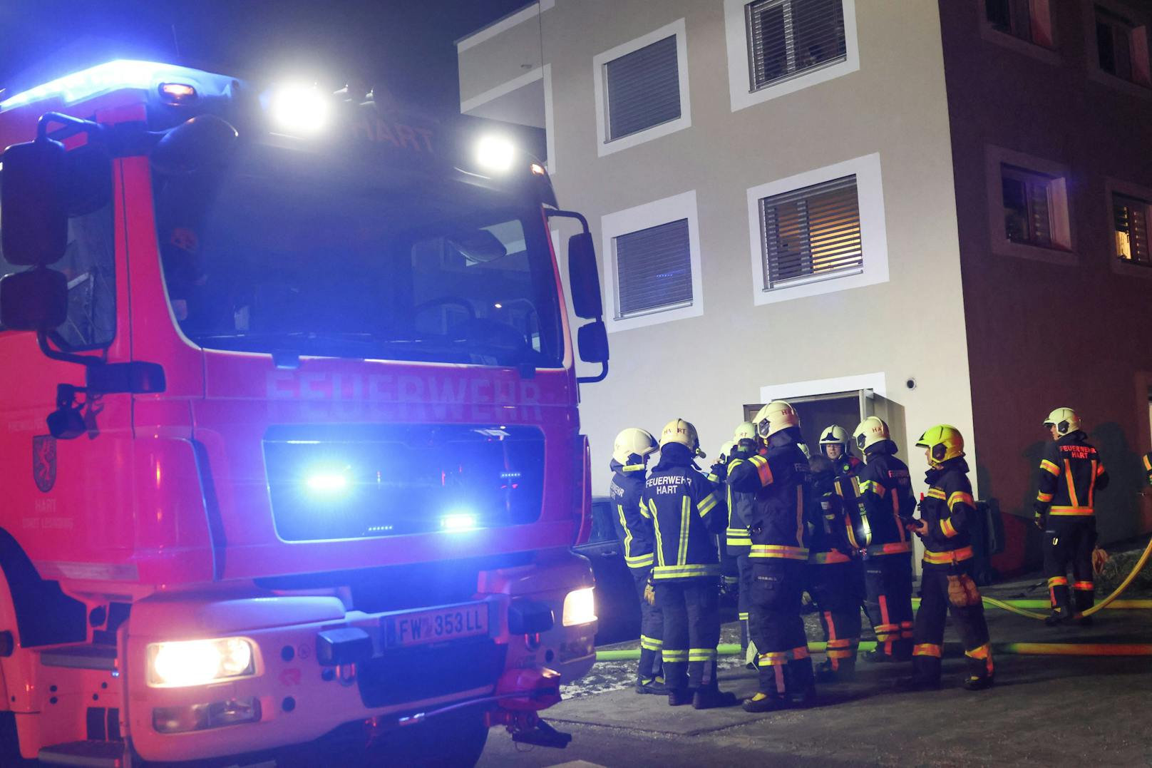 Drei Feuerwehren wurden am späten Sonntagabend zu einem Mehrparteienwohnhaus nach Leonding (Bezirk Linz-Land) alarmiert. "Brand Gebäude" war der Einsatzgrund. Gebrannt hatte es im Müllraum.