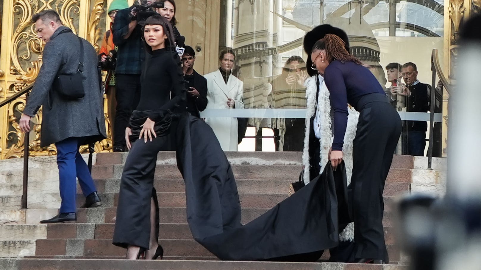 Zendaya sorgte mit Schleppe und geknoteten Seidenstacheln vor der Schiaparelli-Haute-Couture-Show in Paris für Aufsehen.&nbsp;