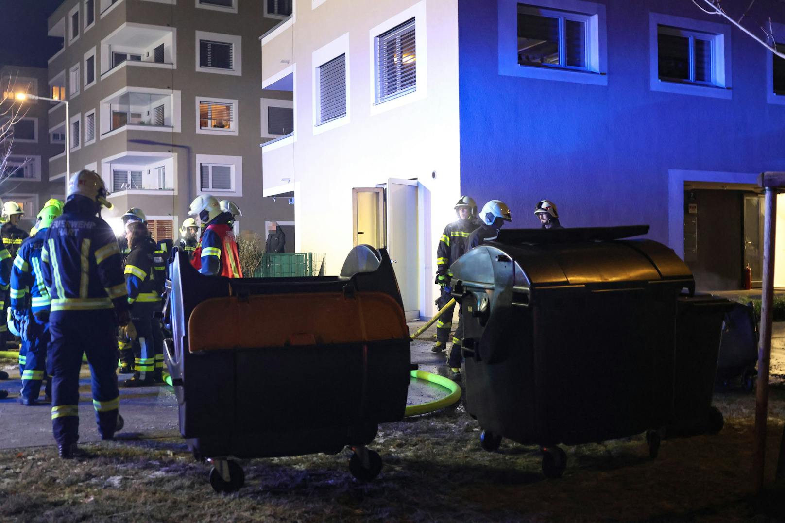 Drei Feuerwehren wurden am späten Sonntagabend zu einem Mehrparteienwohnhaus nach Leonding (Bezirk Linz-Land) alarmiert. "Brand Gebäude" war der Einsatzgrund. Gebrannt hatte es im Müllraum.