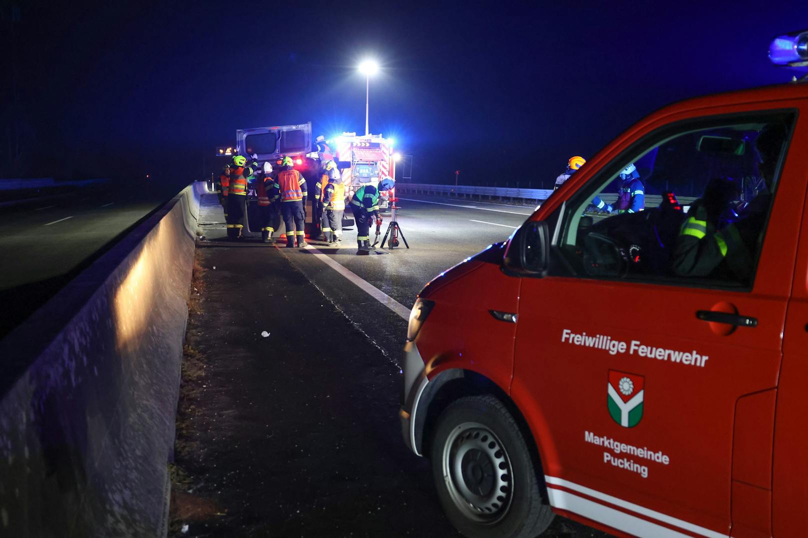 Die Einsatzkräfte zweier Feuerwehren, Rettung, Autobahnpolizei und Traffic Manager der ASFINAG wurden in der Nacht auf Montag zu einem Unfall auf die A1 Westautobahn bei Pucking (Bezirk Linz-Land) alarmiert.