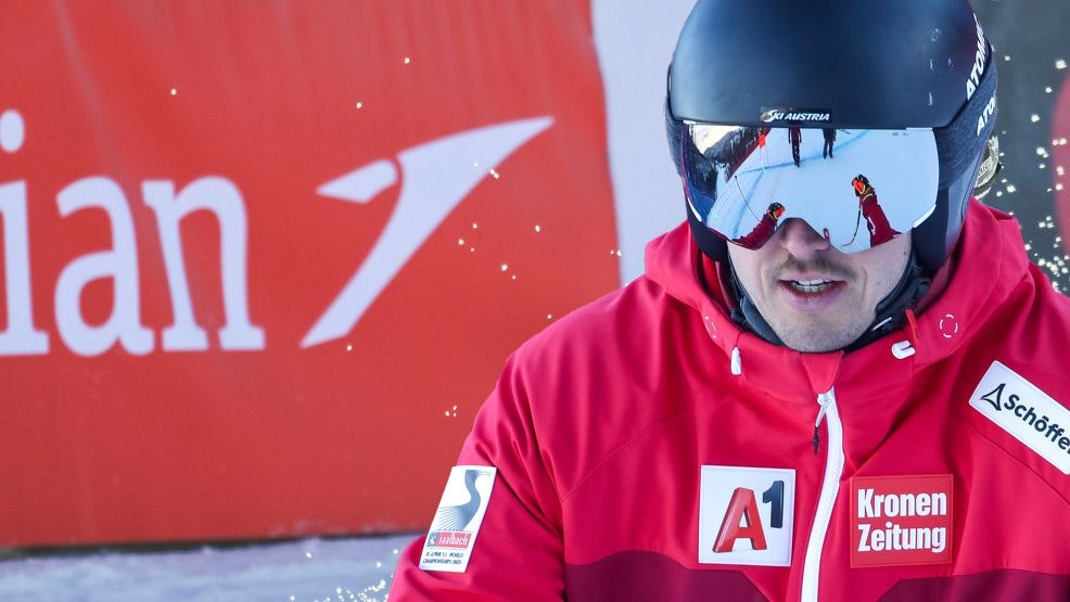 Julian Schütter kritisiert den "Austrian"-Schriftzug in Kitzbühel.