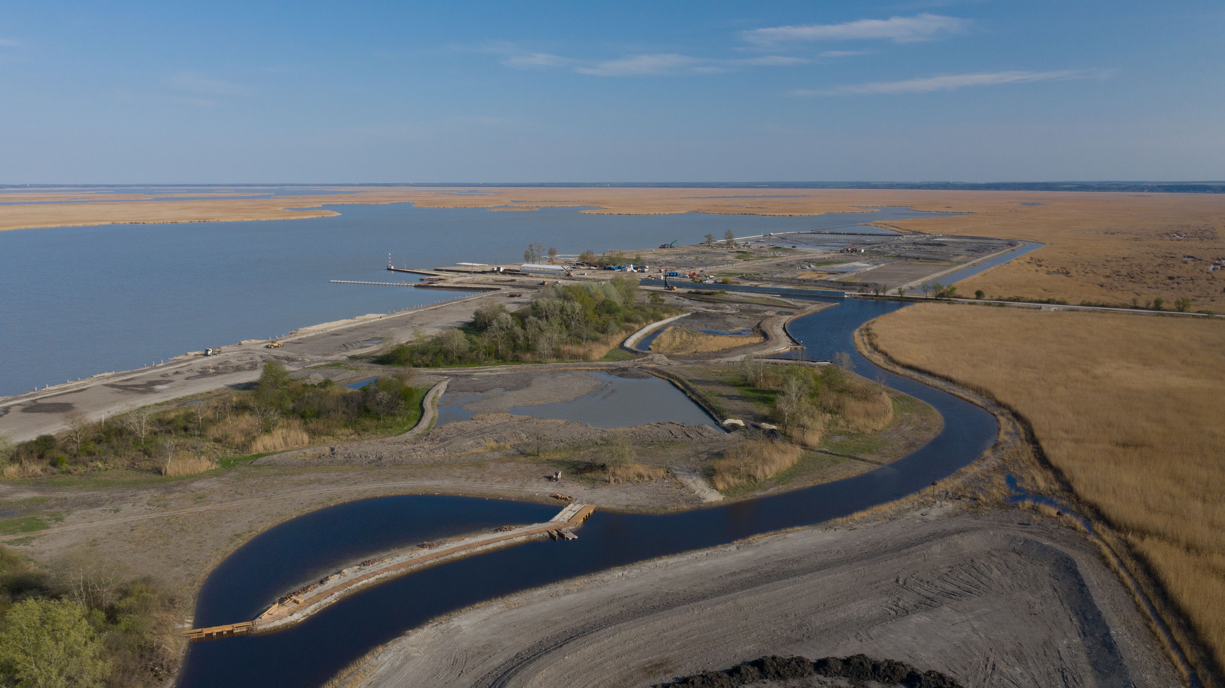 Dem Naturparadies Neusiedler See, welches seit 2001 zum UNESCO Weltnaturerbe zählt, droht die Zerstörung durch ein gigantisches Tourismusprojekt auf ungarischer Seite. 60 Hektar Naturfläche sollen für einen riesigen touristischen Komplex zubetoniert werden.