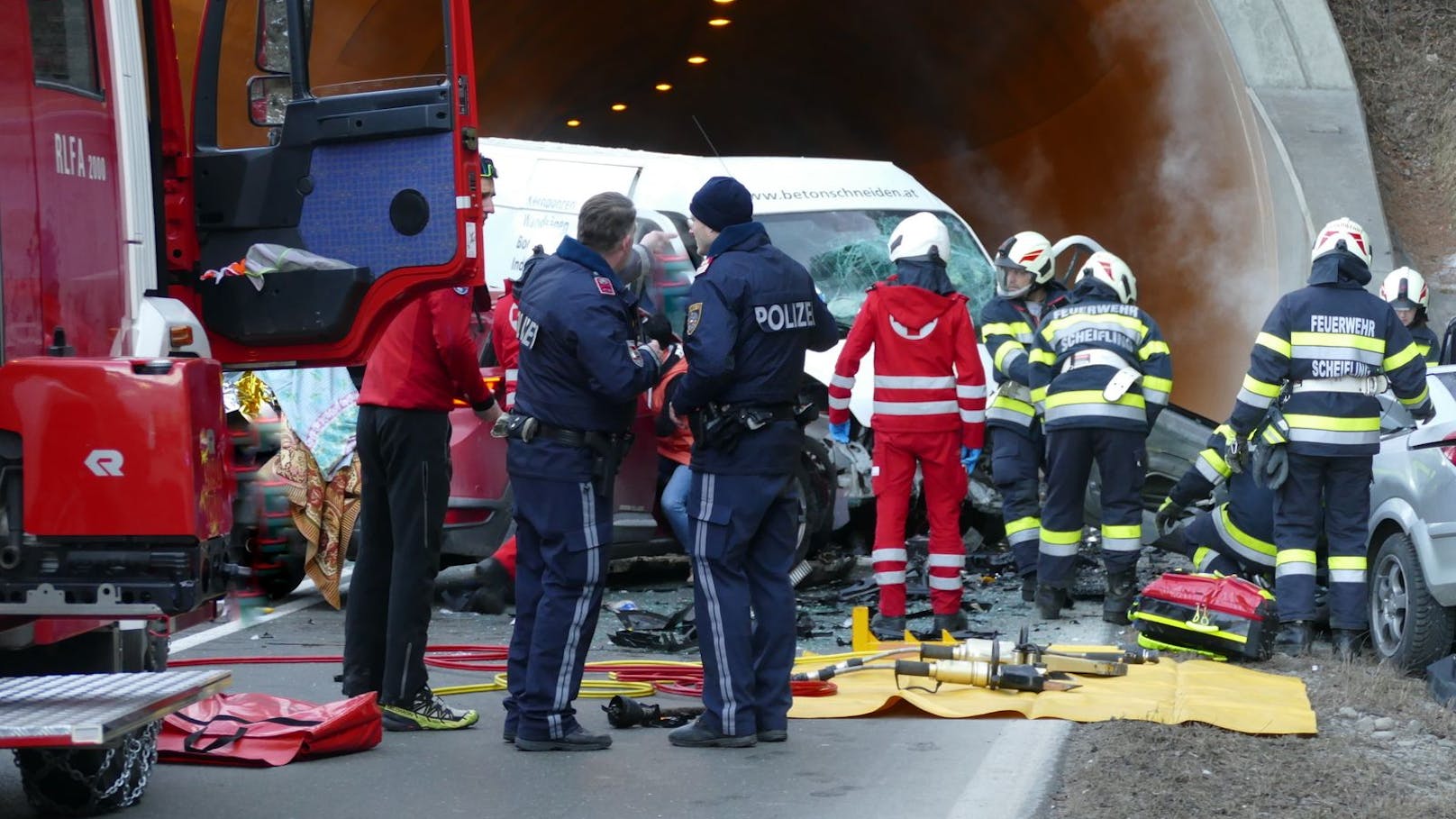 Montagfrüh ereignete sich beim Tunnelportal Süd des "Scheiflinger Ofens" ein Verkehrsunfall mit drei beteiligten Fahrzeugen. Dabei wurden insgesamt fünf Personen verletzt.