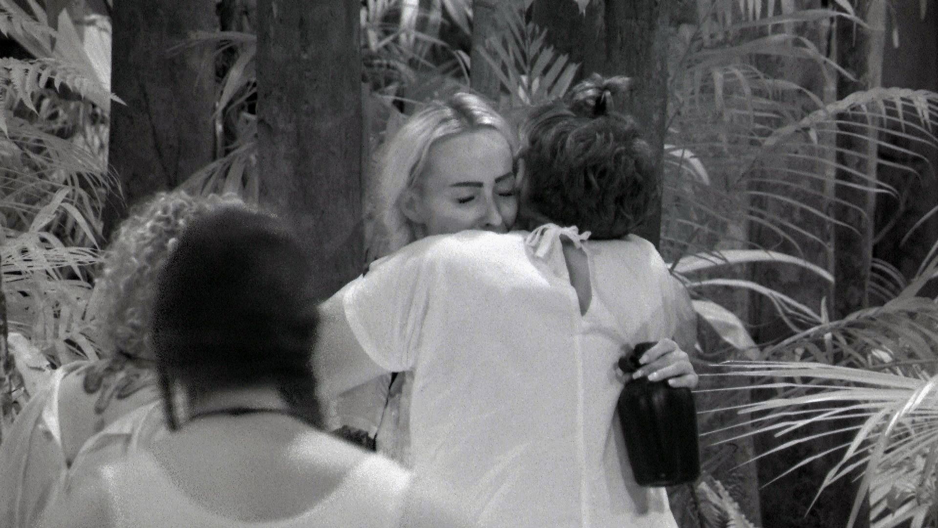 So emotional verabschiedet sich Cora von ihren Mitcampern. Viele hat sie ins Herz geschlossen.