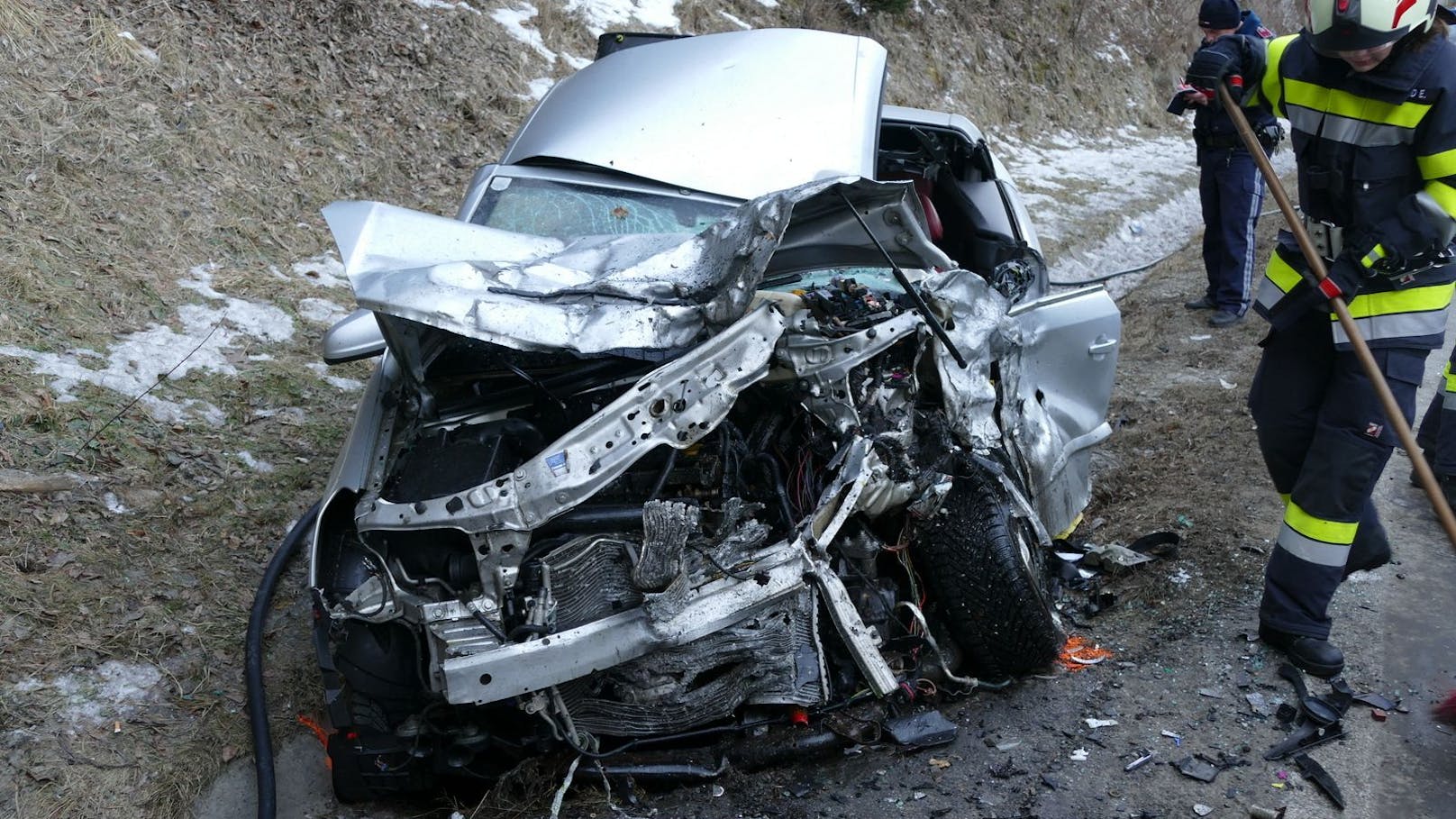 Montagfrüh ereignete sich beim Tunnelportal Süd des "Scheiflinger Ofens" ein Verkehrsunfall mit drei beteiligten Fahrzeugen. Dabei wurden insgesamt fünf Personen verletzt.