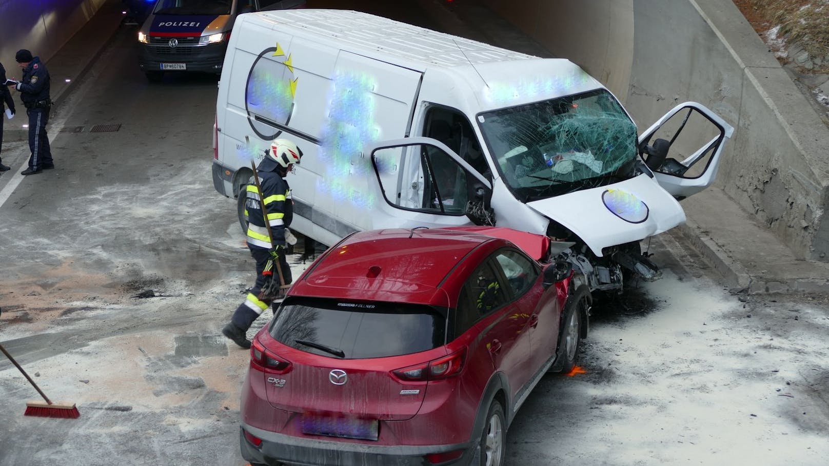 Montagfrüh ereignete sich beim Tunnelportal Süd des "Scheiflinger Ofens" ein Verkehrsunfall mit drei beteiligten Fahrzeugen. Dabei wurden insgesamt fünf Personen verletzt.