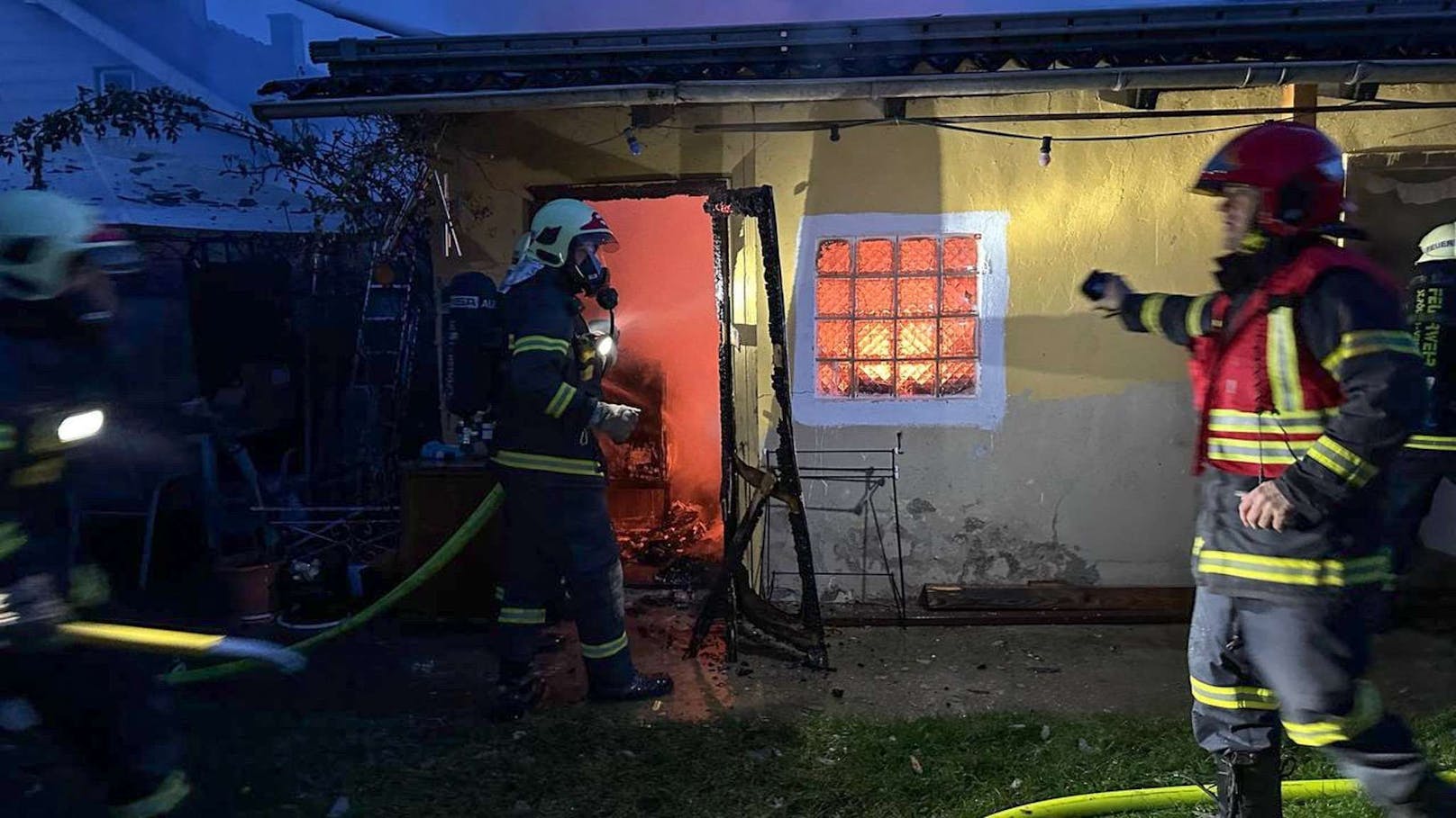 Schuppen brannte neben Wohnhaus komplett aus