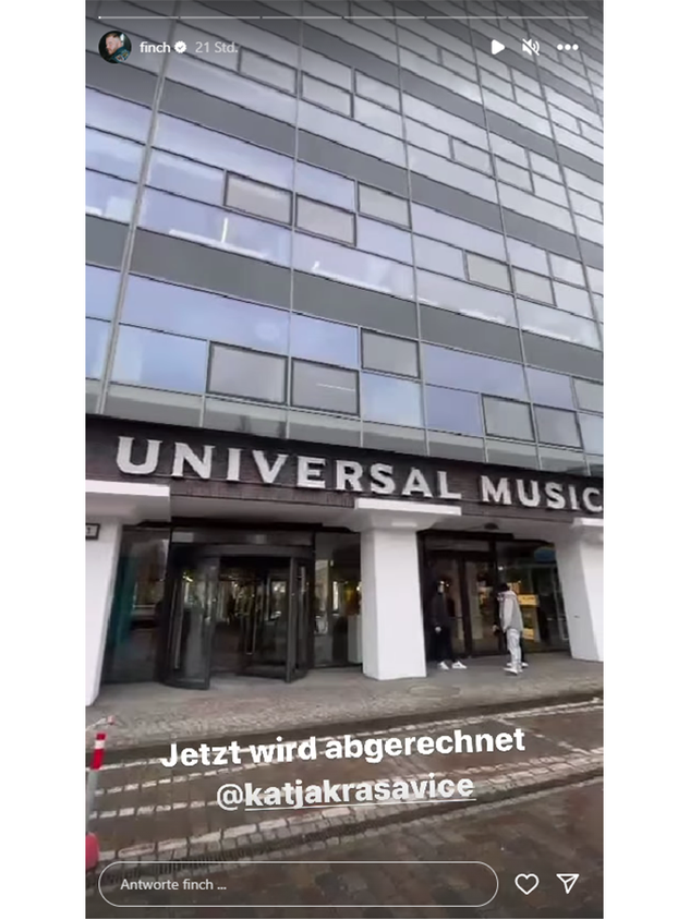 Nach der Aufforderung ging es direkt zur Plattenfirma, um die Zahlen zu vergleichen.