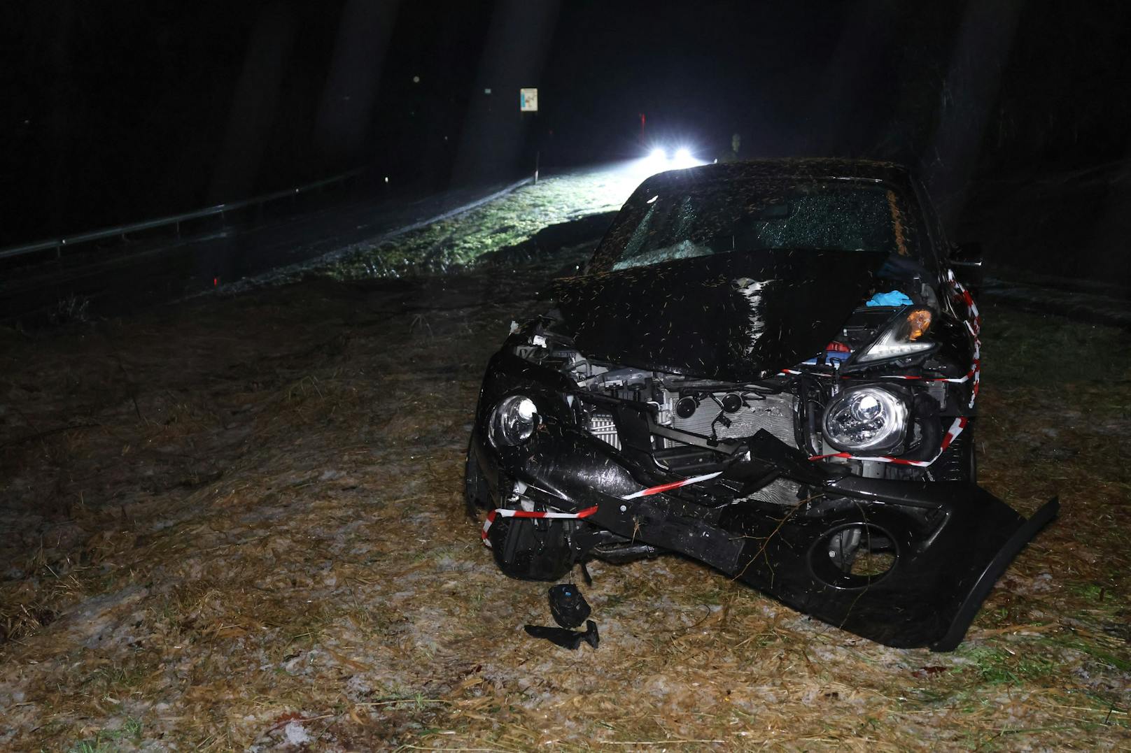 Ein schwerer Verkehrsunfall hat sich am späten Montagabend auf der B130 Nibelungenstraße in Waldkirchen am Wesen (Bezirk Schärding) ereignet. Eine Pkw-Lenkerin musste aus dem Wrack befreit werden.