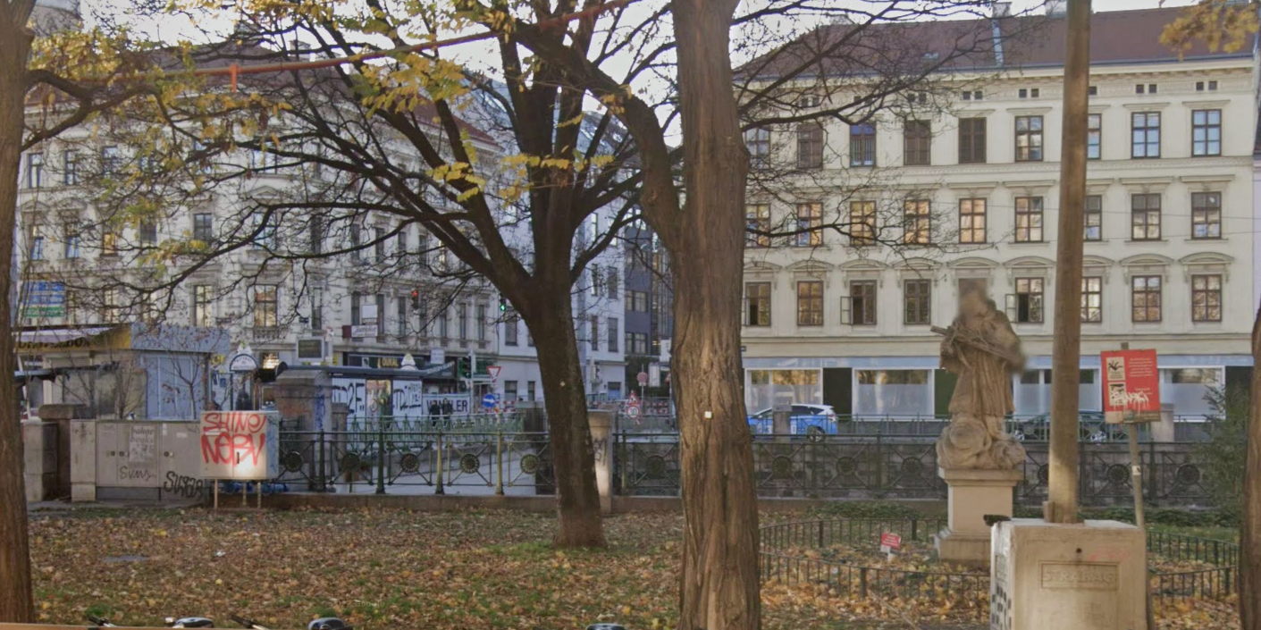 Der Tatort: Ein Grünstreifen mit Denkmal des Heiligen Johannes-Nepomuk.