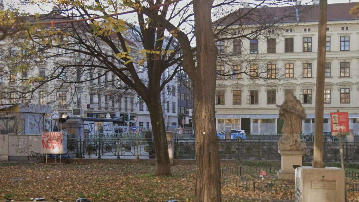 Der Tatort: Ein Grünstreifen mit Denkmal des Heiligen Johannes-Nepomuk.