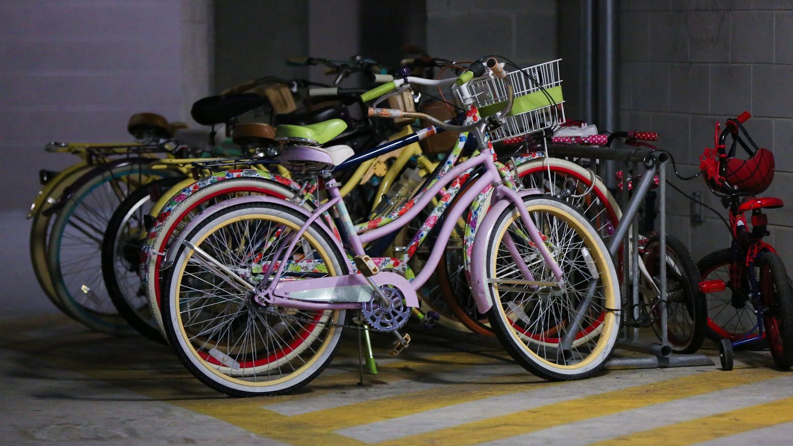 Kriminelle gehen in Fahrradkellern auf Diebestour