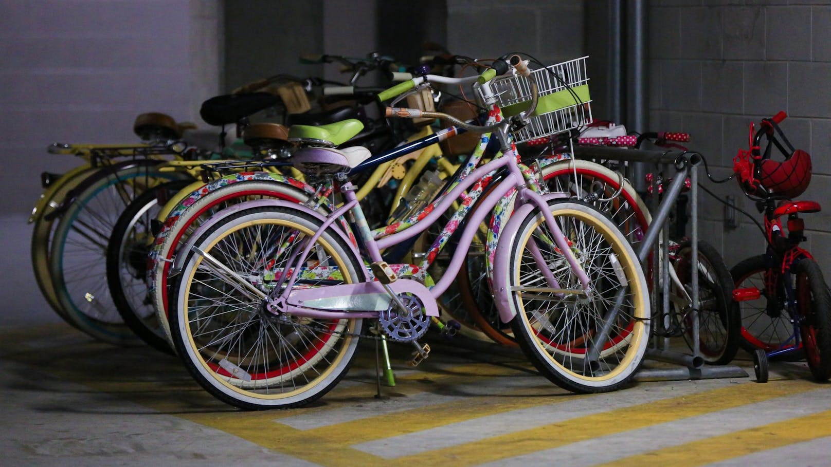 Kriminelle gehen in Fahrradkellern auf Diebestour