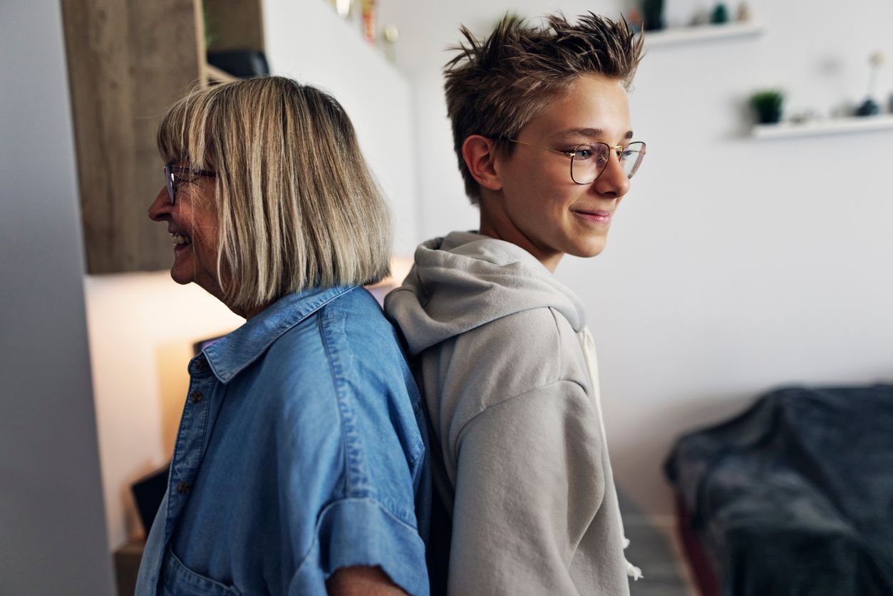 Nicht selten überragen die Teenager-Enkel die Großeltern. (Symbolbild)