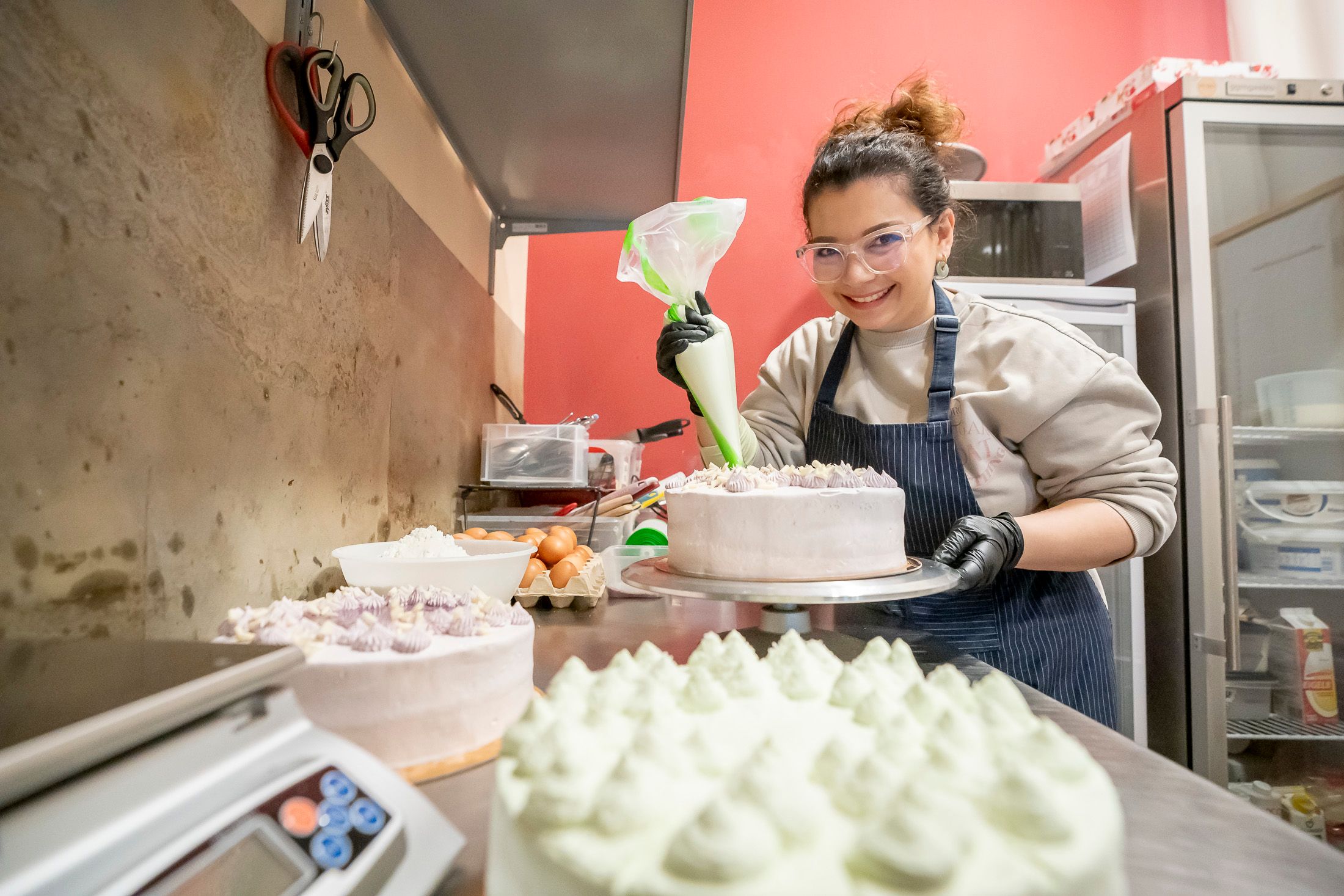 Rund um die Uhr in der Backstube und immer mit guter Laune und viel Energie: Jungunternehmerin Rachelle Choi in ihrem Puro