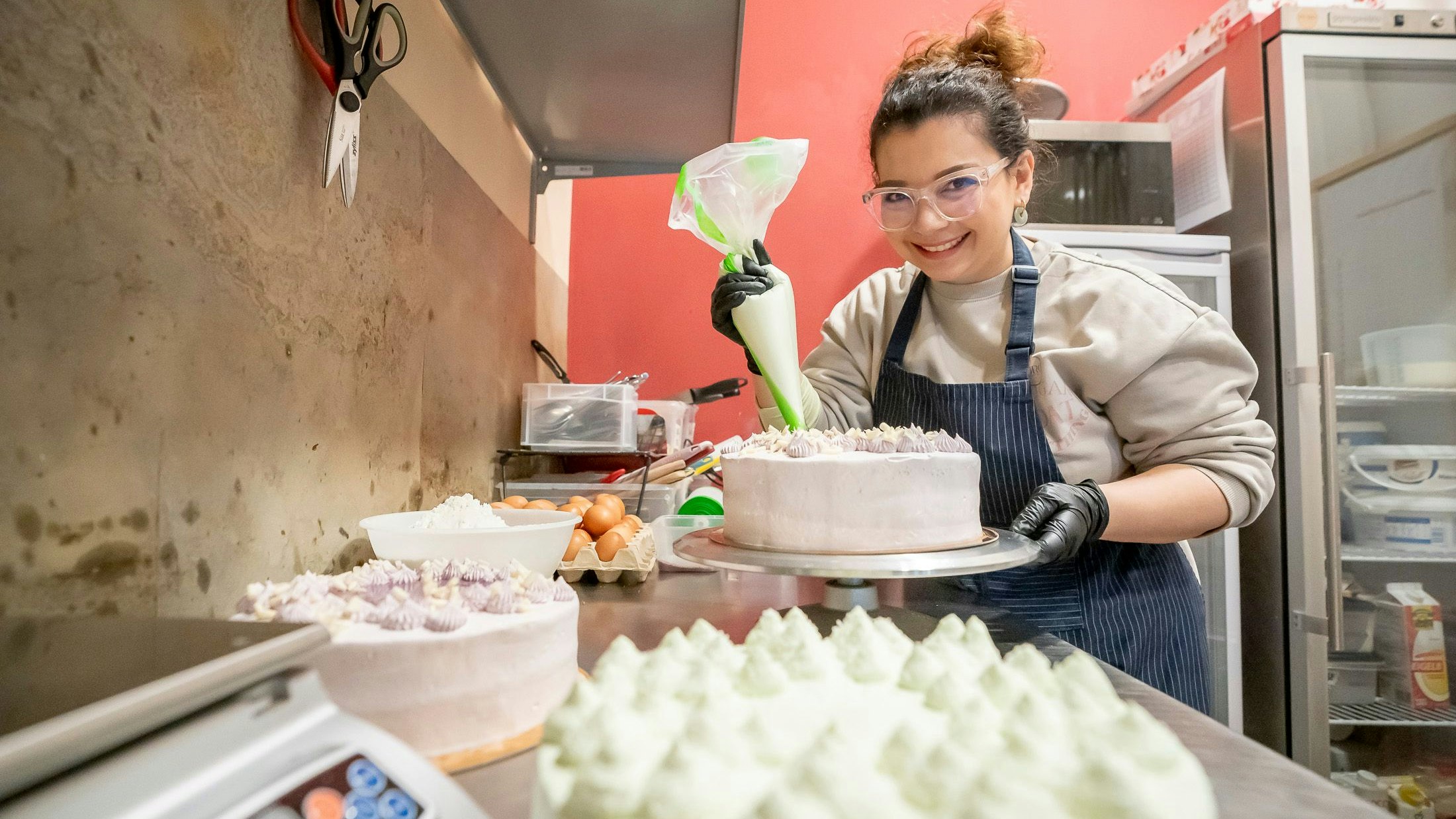 puro patisserie, rachelle anne choi in ihrem geschäft in der magdalenenstraße 8 mit einigen ihrer torten, 20240114 foto: helmut graf/tageszeitung heute