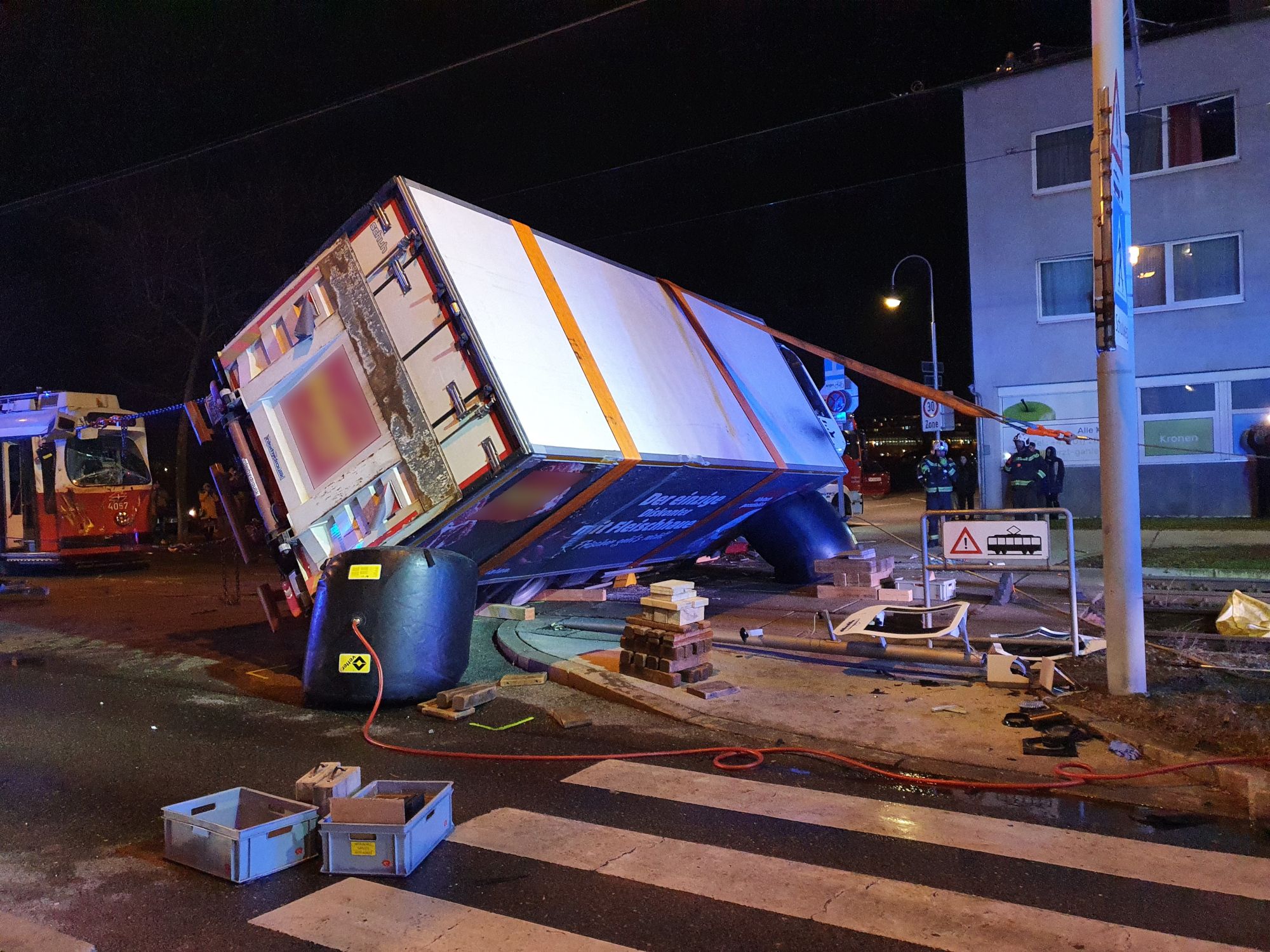 Der Laster lag quer vor der Straßenbahn und musste wieder gehoben werden. Auch die Straßenbahn war beschädigt und musste abgeschleppt werden.