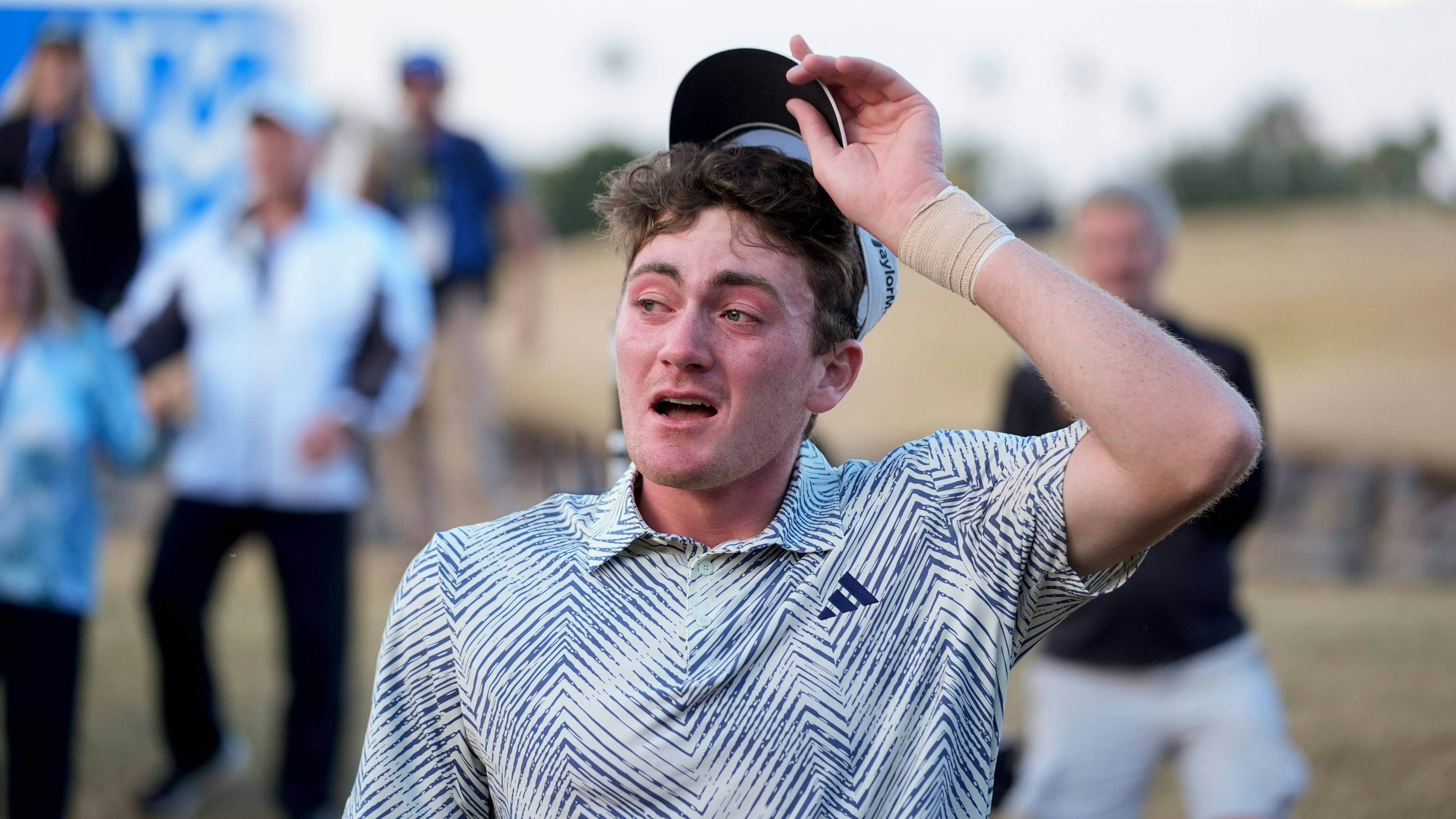 Download von www.picturedesk.com am 23.01.2024 (08:44).  Nick Dunlap reacts after finishing on the 18th hole of the Pete Dye Stadium Course during the final round to win the American Express golf tournament, Sunday, Jan. 21, 2024, in La Quinta, Calif. (AP Photo/Ryan Sun) - 20240122_PD0081 - Rechteinfo: Rights Managed (RM)