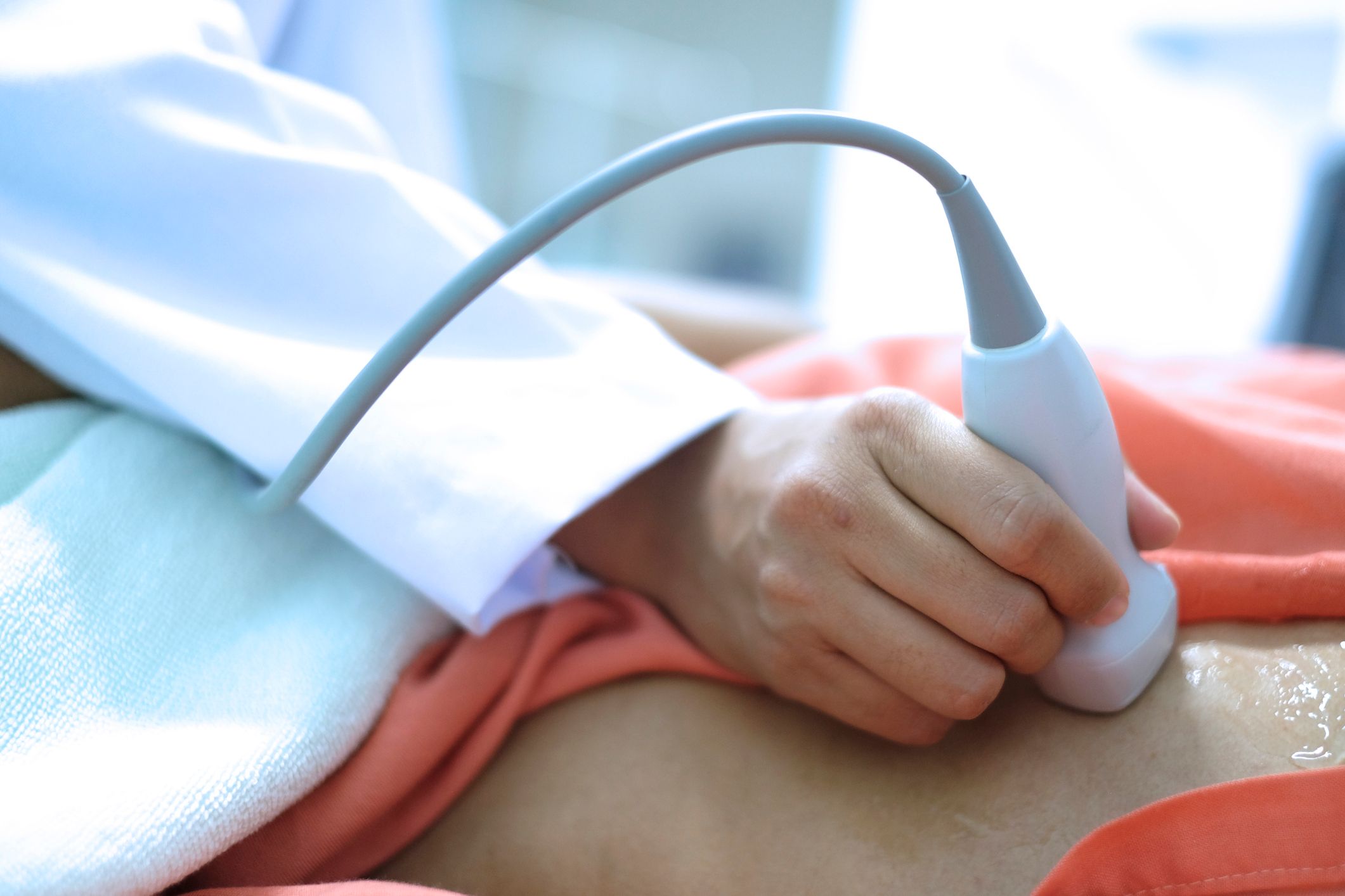 Bei einer ungewollten Schwangerschaft könnten theoretisch nun auch Hersteller eines schadhaften Kondoms Unterhalt zahlen müssen. 