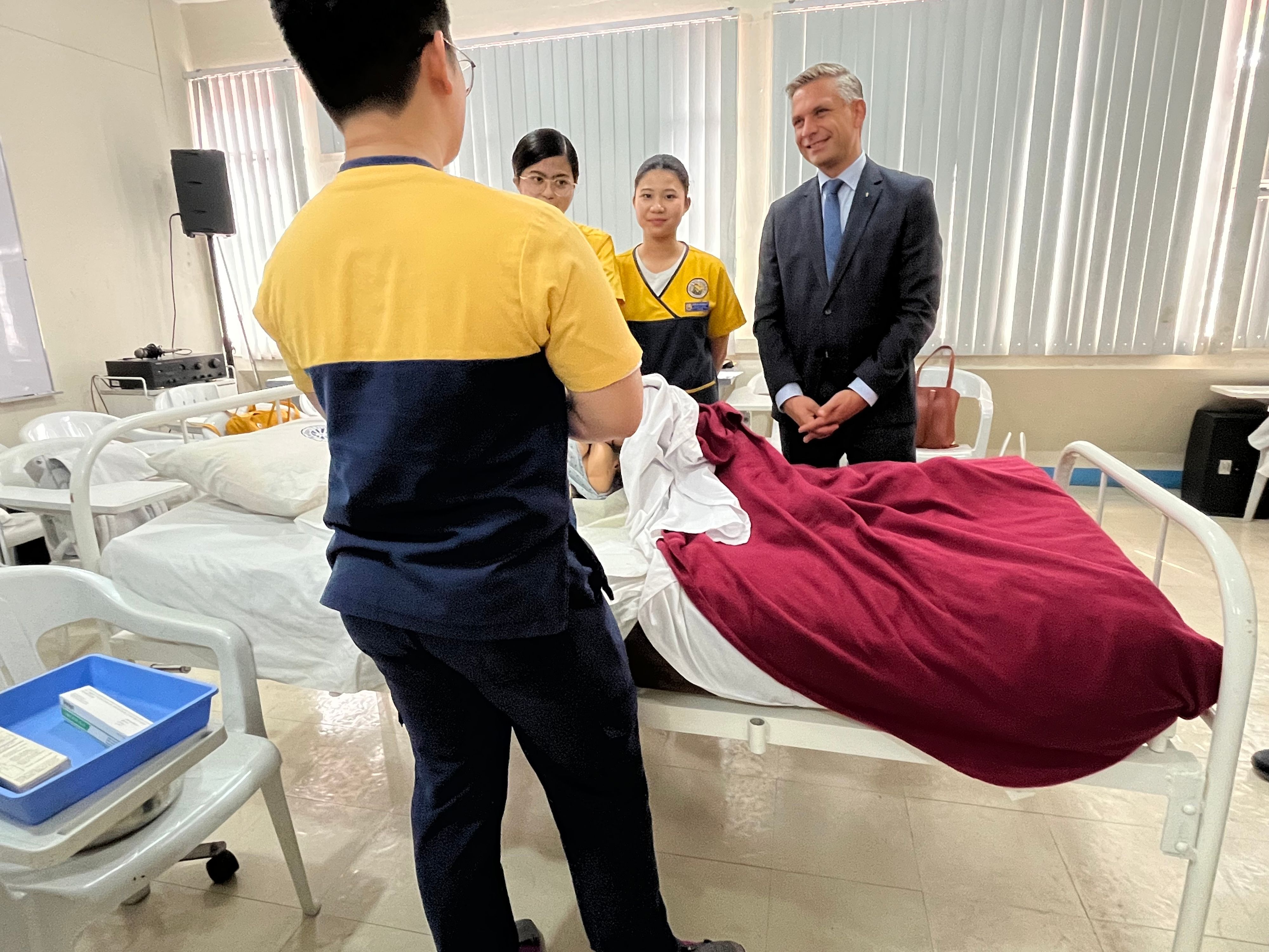 Landesrat Wolfgang Hattmannsdorfer besuchte Manila, um sich die Ausbildung der Pflegekräfte vor Ort anzuschauen.