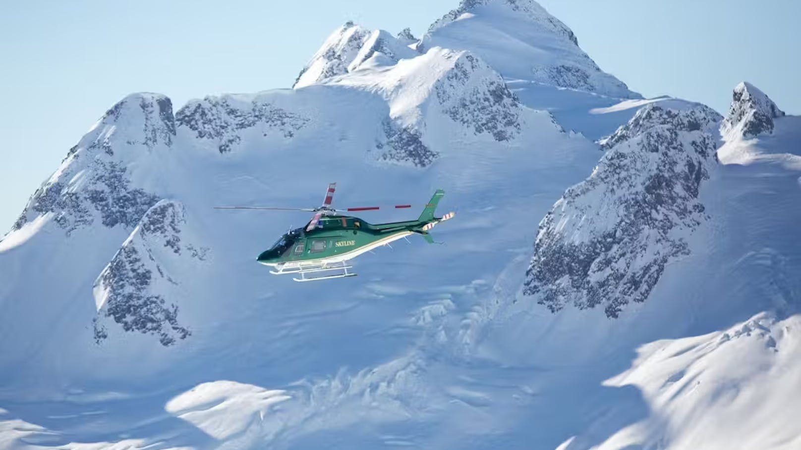 Helikopter stürzt in Skigebiet ab – Topunternehmer tot