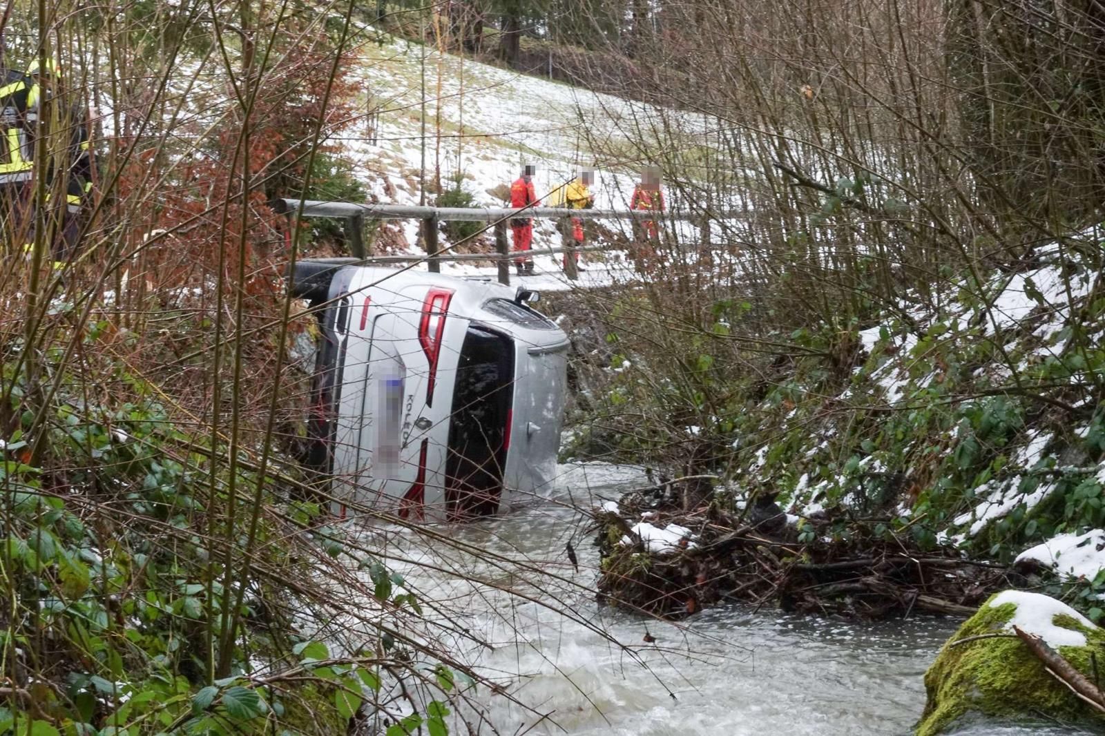 Auto lag in Bach in Randegg