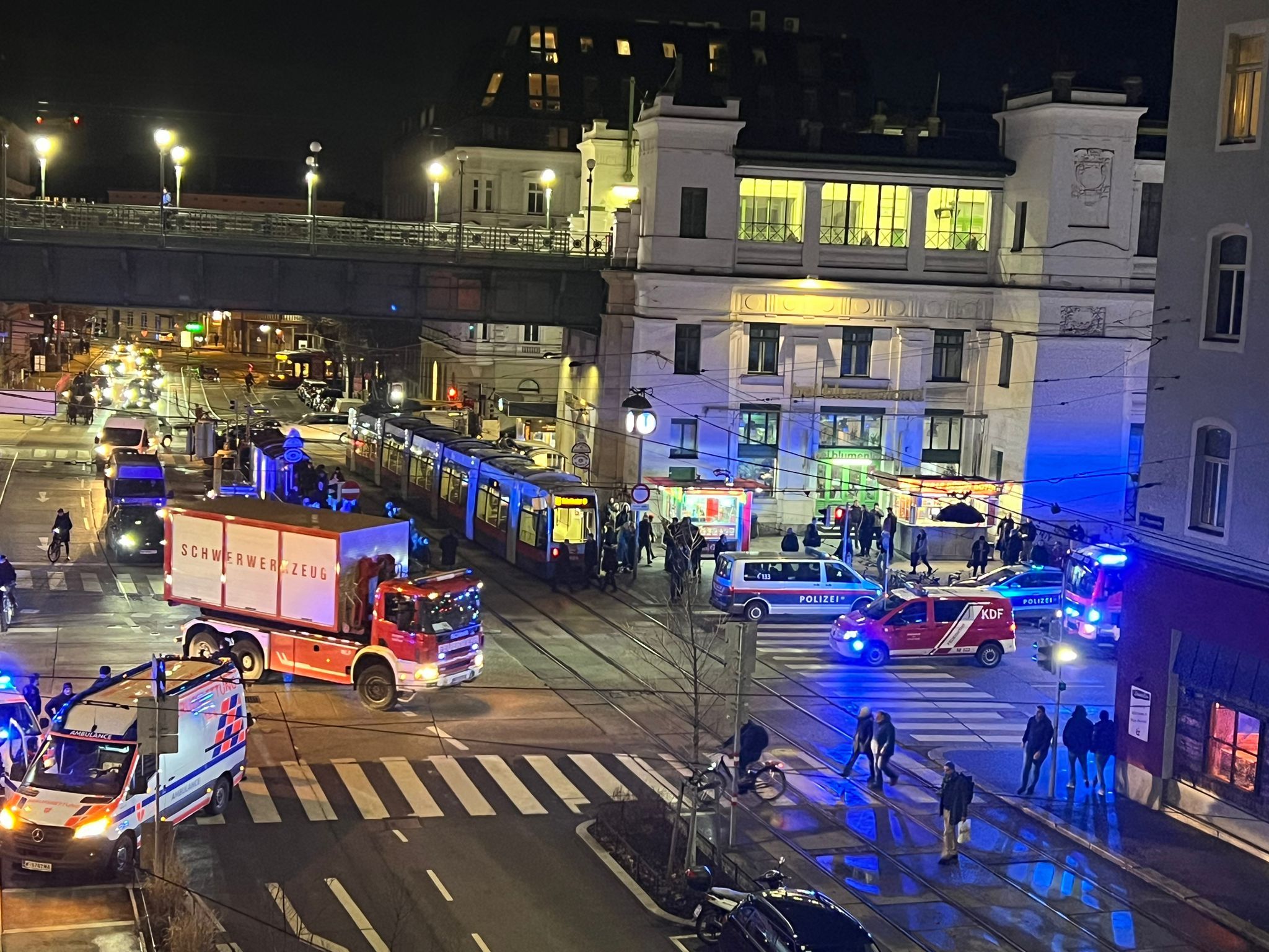 Großer Rettungseinsatz am Dienstagabend am Währinger Gürtel.