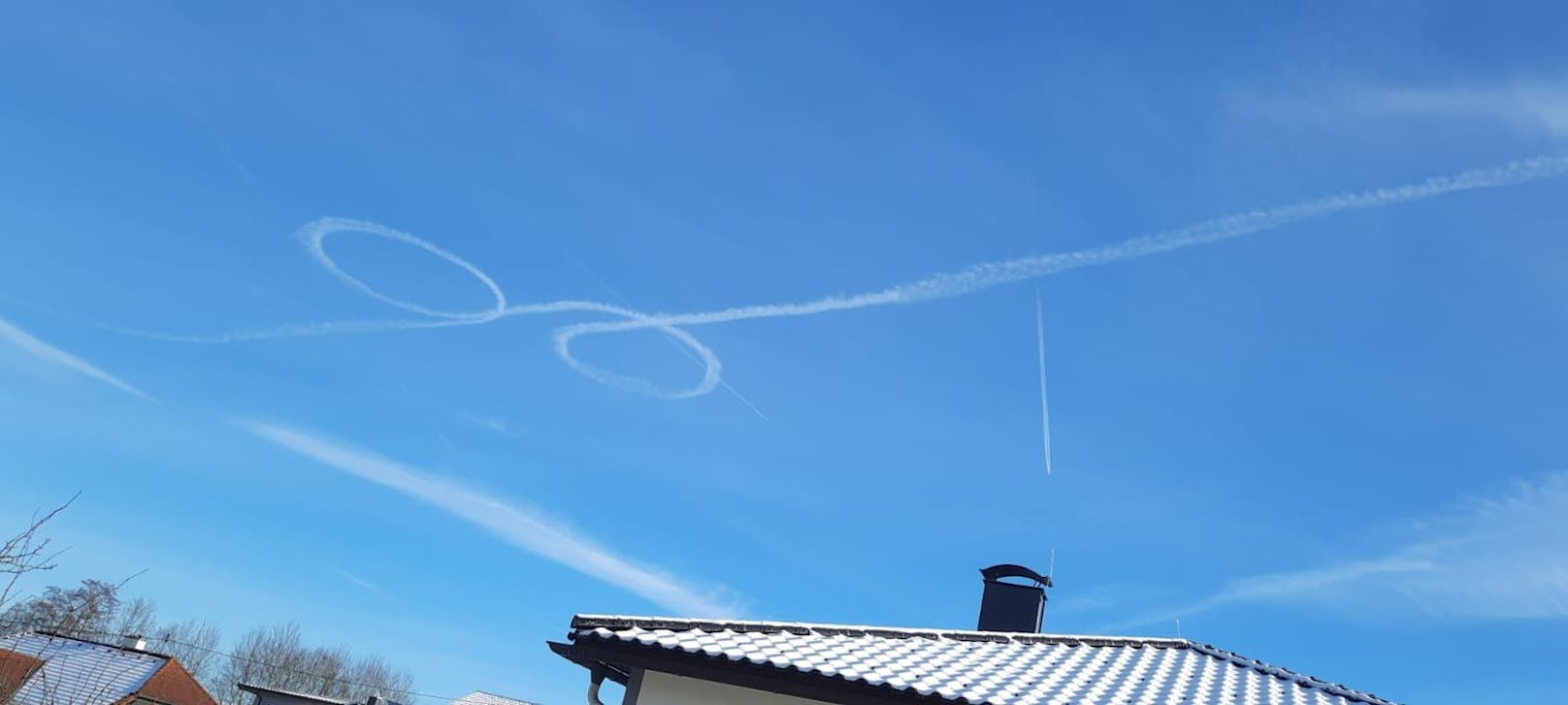 Am Himmel über dem Zentralraum in OÖ waren am Sonntag seltsame Zeichen zu sehen. Hier ein Foto von Ewald aus Bad Hall.