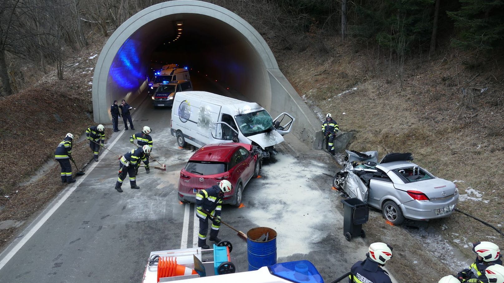 Montagfrüh ereignete sich beim Tunnelportal Süd des "Scheiflinger Ofens" ein Verkehrsunfall mit drei beteiligten Fahrzeugen. Dabei wurden insgesamt fünf Personen verletzt.