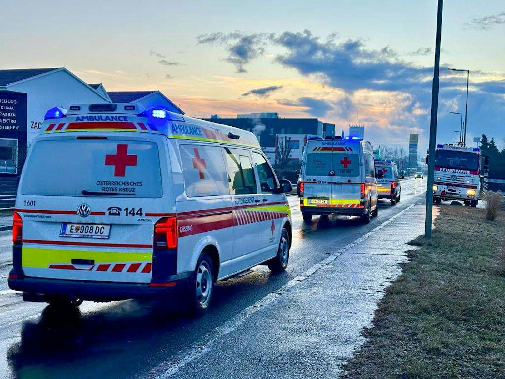 Neun Menschen wurden bei dem Busunglück verletzt, darunter acht Kinder. Die Landessicherheitszentrale Burgenland sprach außerdem von dutzenden weiteren Einsätzen im gesamten Landesgebiet.