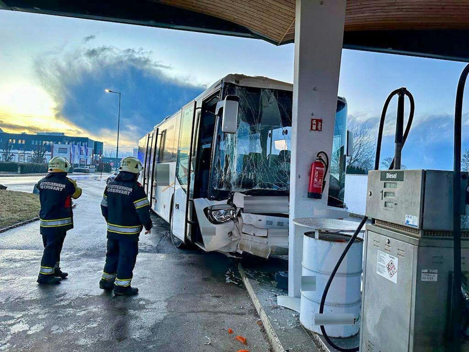 "Wir haben den Brandschutz sichergestellt und mitgeholfen, die Verletzten zu versorgen, bis sie abtransportiert wurden.", fügte Oswald hinzu. Insgesamt waren drei Rettungswagen, die Freiwillige Feuerwehr als auch die Polizei in den Vorfall involviert.