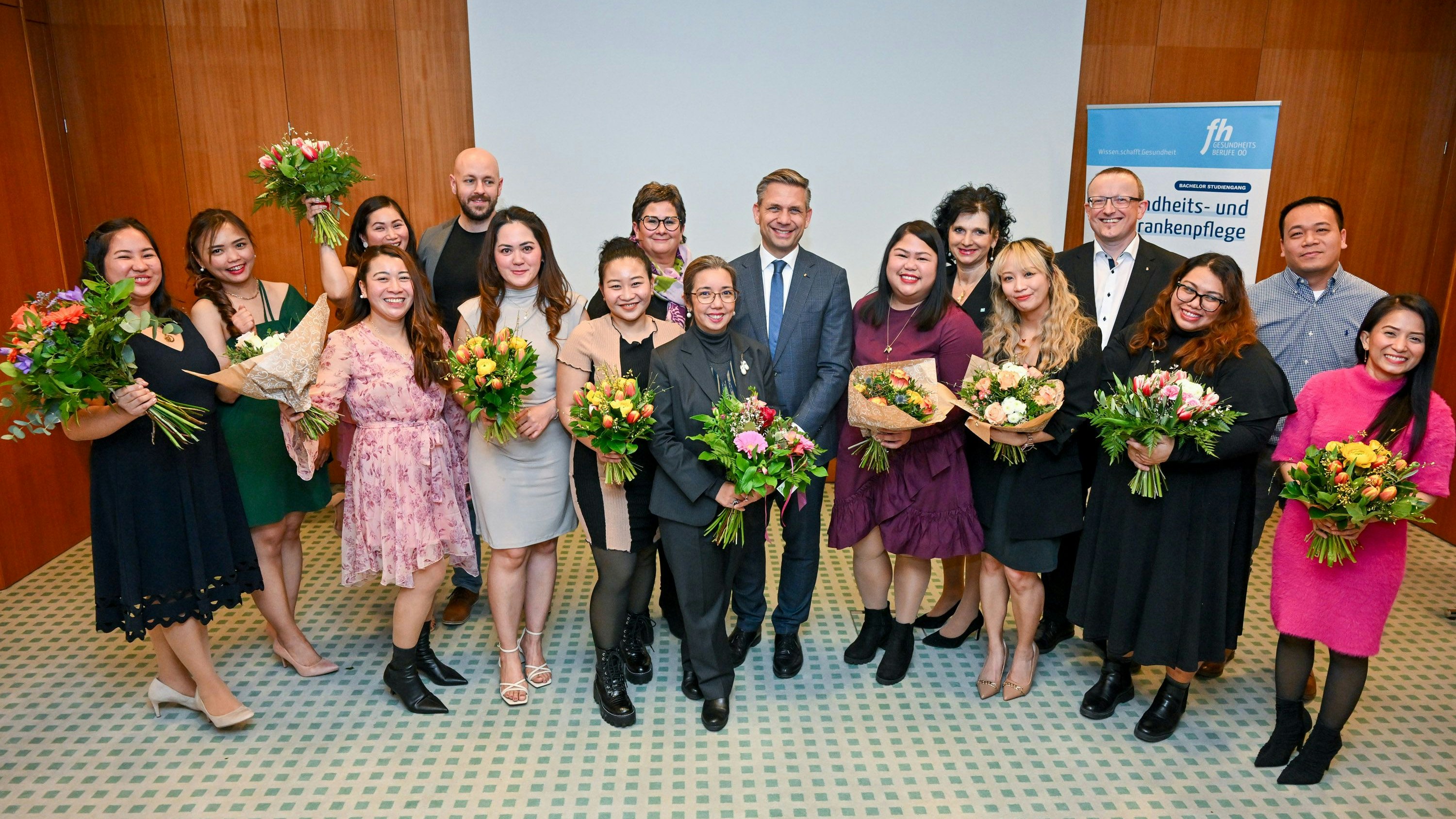 Die ersten zwölf Pflegekräfte haben an der FH für Gesundheitsberufe den Nostrifizierungslehrgang mit Erfolg abgeschlossen.