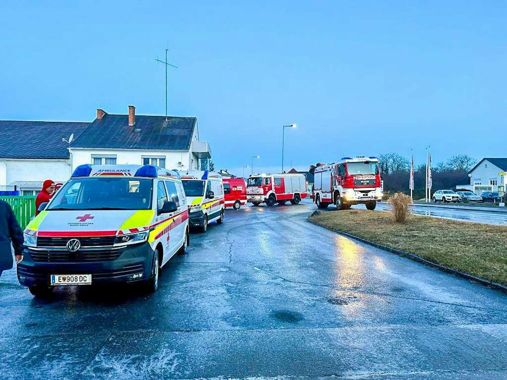 Da sich die Temperaturen auch im, verhältnisweise warmen, Burgenland immer noch gerade so unter dem Gefrierpunkt halten werden im gesamten Bundesland die Feuerwehren erneut auf die Probe gestellt. Die eisigen Straßen wurden diesmal einem Schulbus zum Verhängnis.