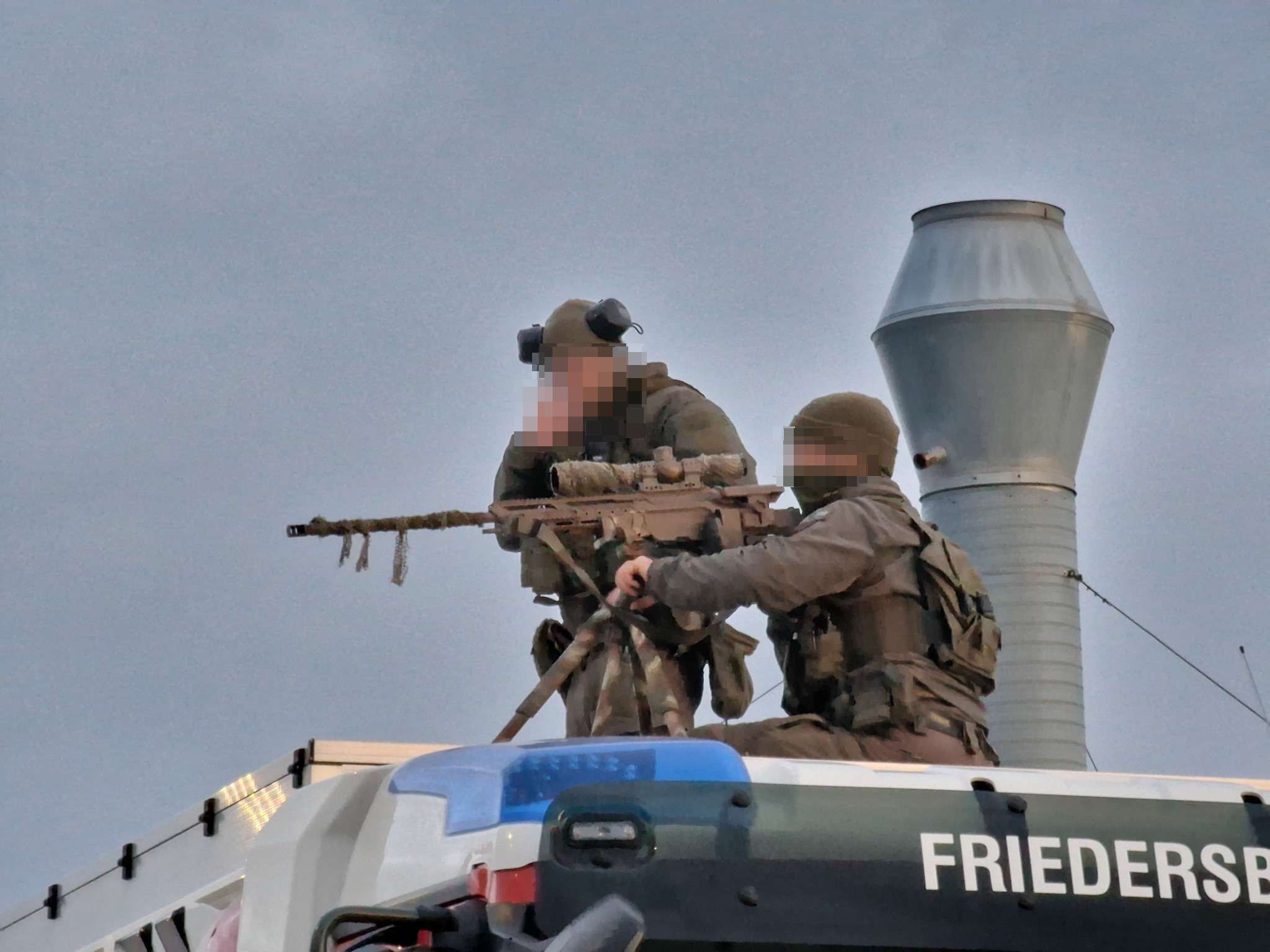 Beim Großbrand in Zwettl am Dienstag (23.01.2024) kam auch ein Cobra-Scharfschütze zum Einsatz. 