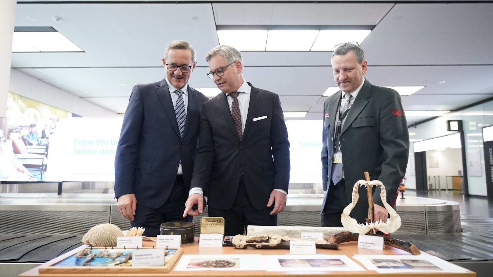 Flughafen Wien-Vorstand Günther Ofner, Finanzminister Magnus Brunner (VP), Zoll-Teamleiter Roland Karner