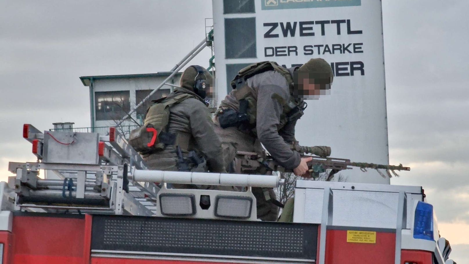 Beim Großbrand in Zwettl am Dienstag (23.01.2024) kam auch ein Cobra-Scharfschütze zum Einsatz. 