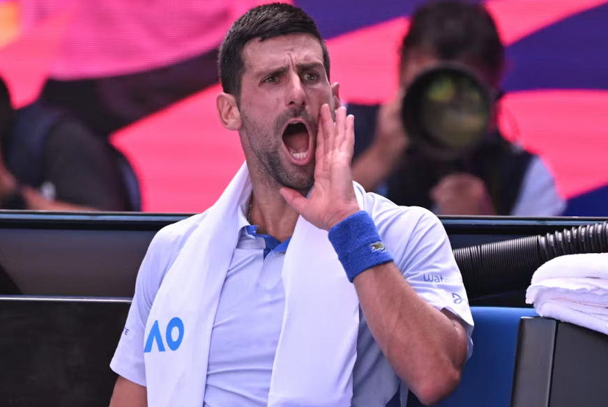 Nach Kommunikationsschwierigkeiten mit seiner Box gewann Novak Djokovic das Match gegen Taylor Fritz.