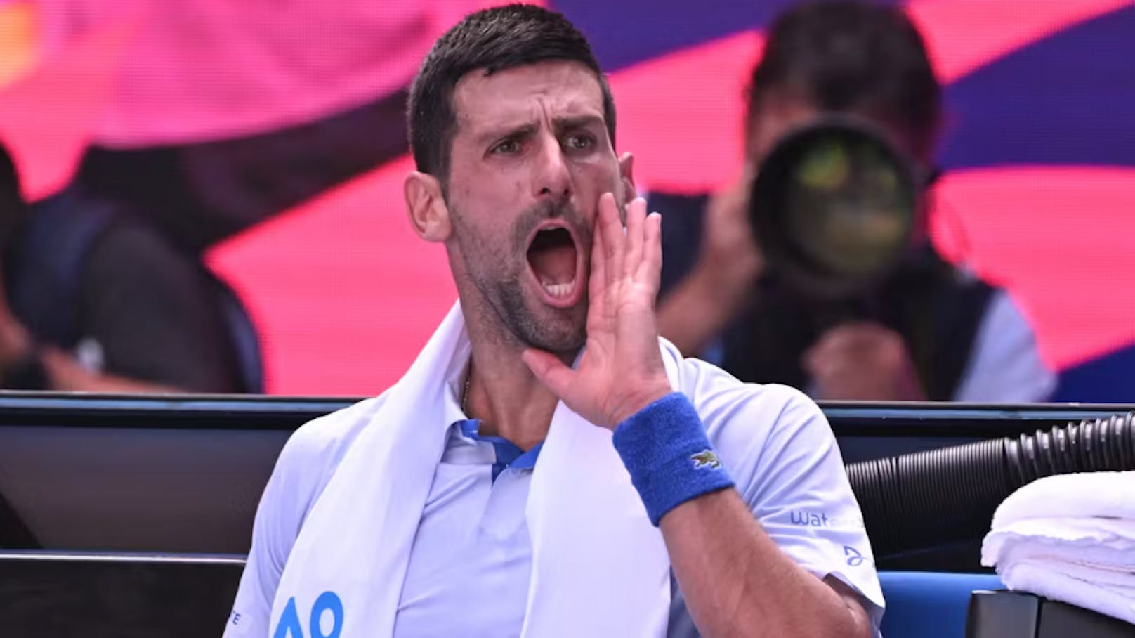 Djokovic streitet sich mit seiner Box, gewinnt trotzdem