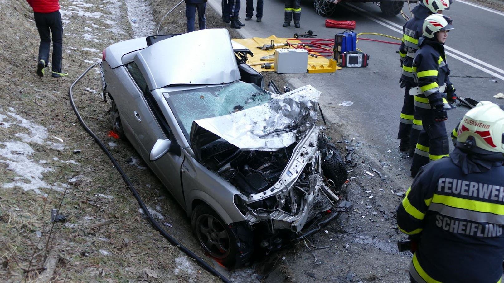 Montagfrüh ereignete sich beim Tunnelportal Süd des "Scheiflinger Ofens" ein Verkehrsunfall mit drei beteiligten Fahrzeugen. Dabei wurden insgesamt fünf Personen verletzt.