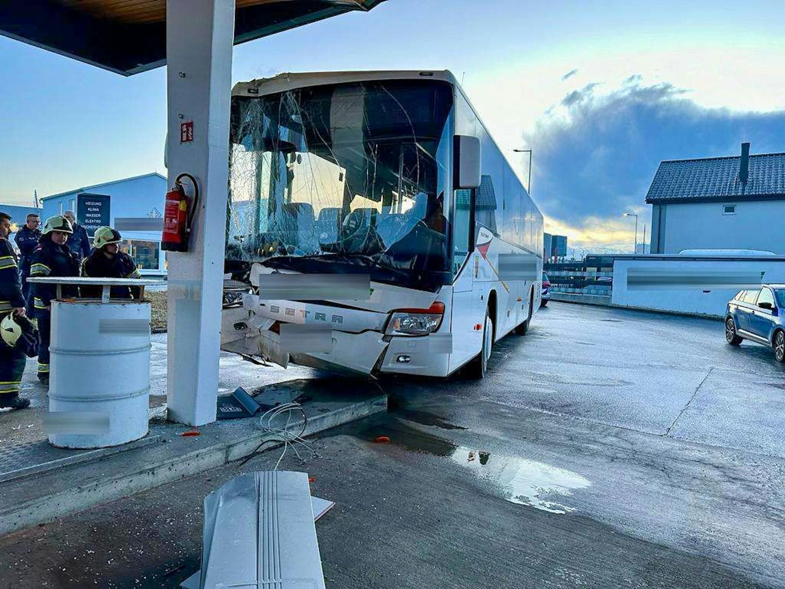 Thomas Oswald, Sprecher der Stadtfeuerwehr Oberwart, zufolge war es "relativ glatt, obwohl überall gestreut war". Der Bus musste einem Auto auf der vereisten Fahrbahn ausweichen und rutschte gegen eine Tankstelle. Glücklicherweise war eine Explosionsgefahr zu keinem Zeitpunkt gegeben.