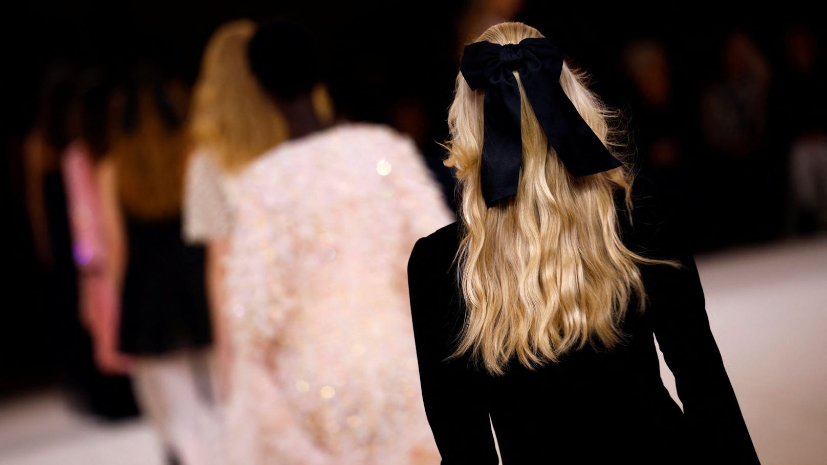 Schließlich darf bei der "Geschichte der Haute Couture" nicht auf die berühmte Chanel-Schleife verzichtet werden.