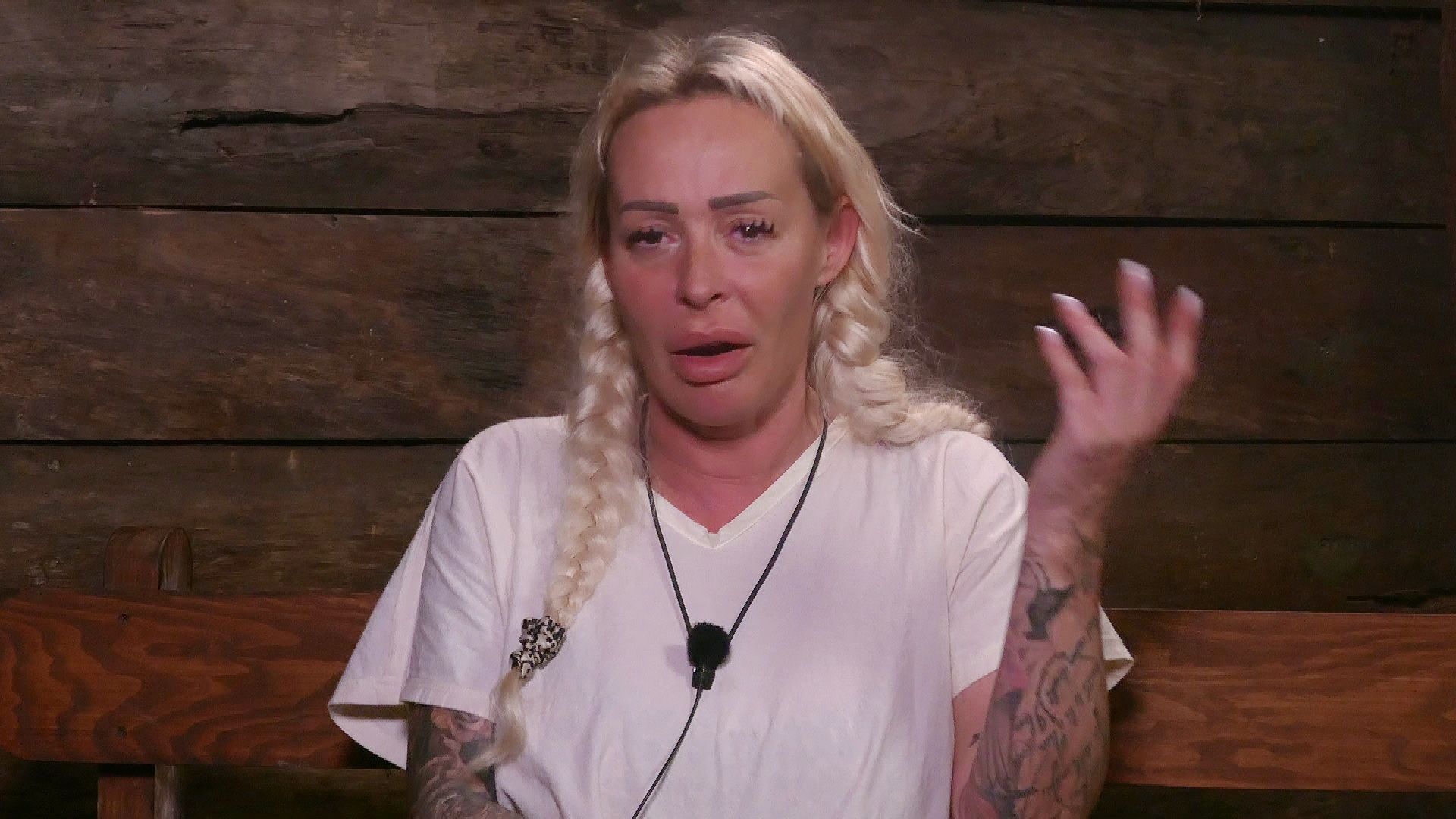 Coras Nerven liegen blank. Im Dschungeltelefon fasst sie den Entschluss.