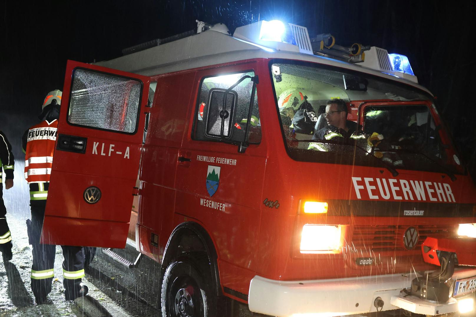 Die B130 Nibelungenstraße war im Bereich der Unfallstelle zwischen Waldkirchen am Wesen und Haibach ob der Donau für etwa eine Stunde erschwert passierbar. Die Feuerwehr leitete den Verkehr abwechselnd am Unfallort vorbei.