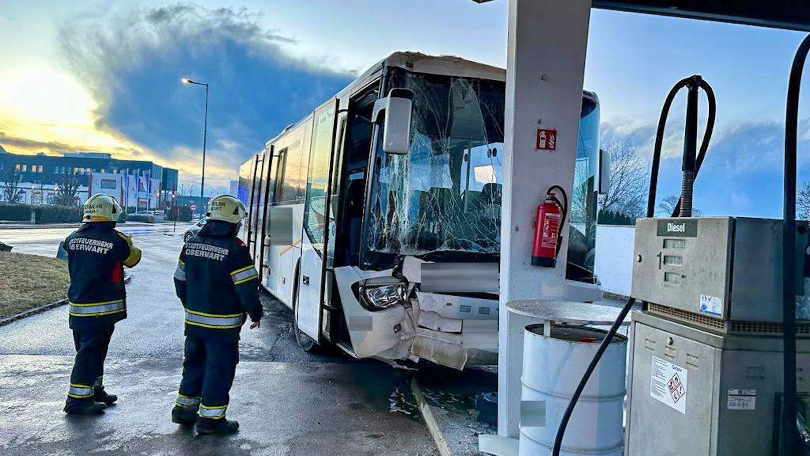 Glatteis-Unfall mit Bus – viele Schüler verletzt