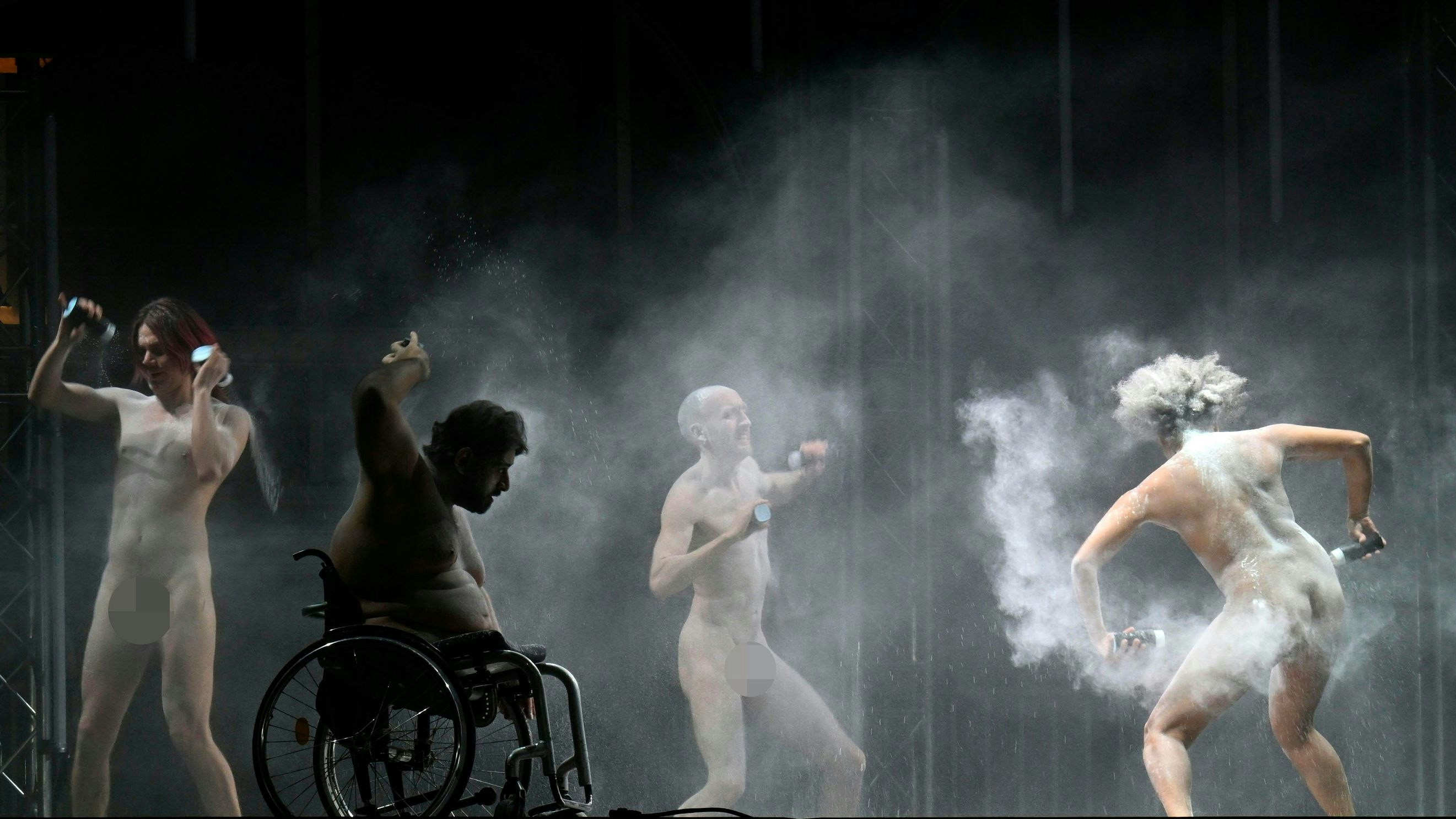 Grande Finale zur Eröffnung der Kulturhauptstadt Bad Ischl: Der textilfreie "Pudertanz".