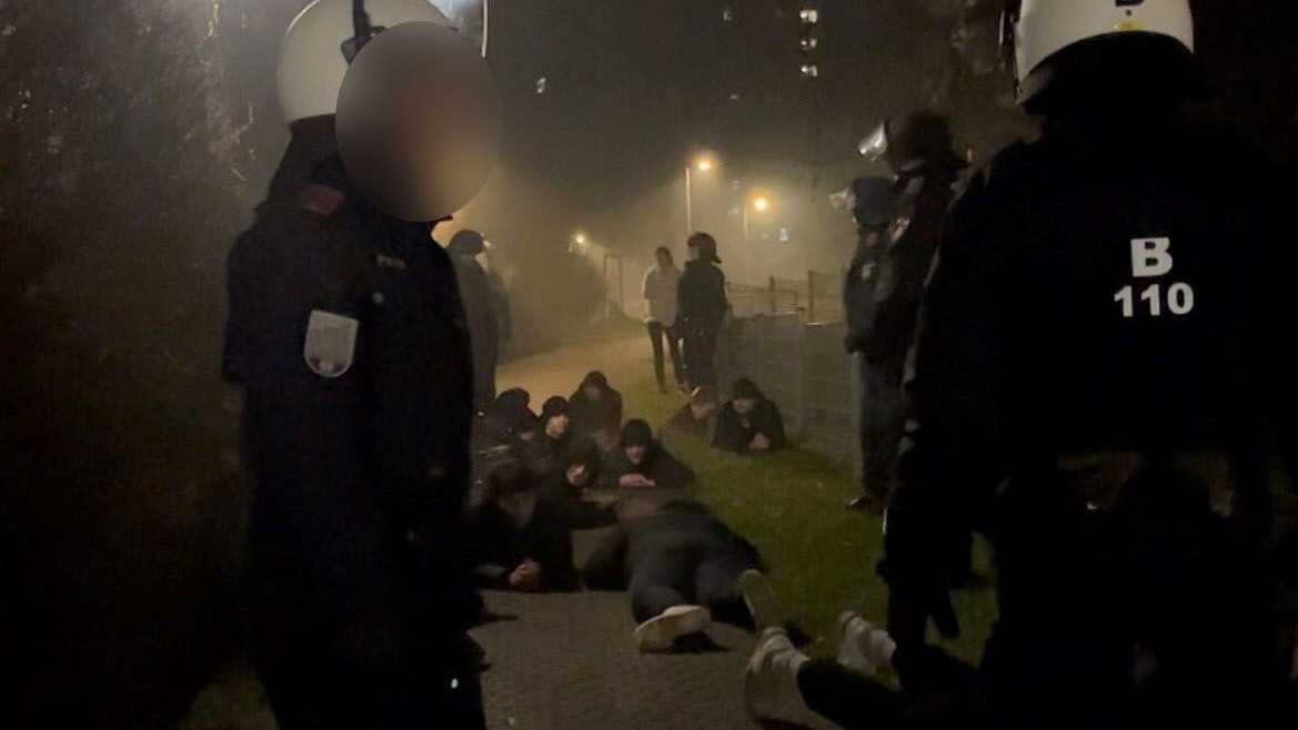 Krawalle im Dr.-Franz-Koch-Hof in Wien-Floridsdorf.