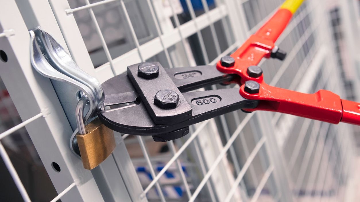 Unbekannte verschafften sich unerlaubterweise Zugang zu den Kellerabteilen. Symbolbild. 