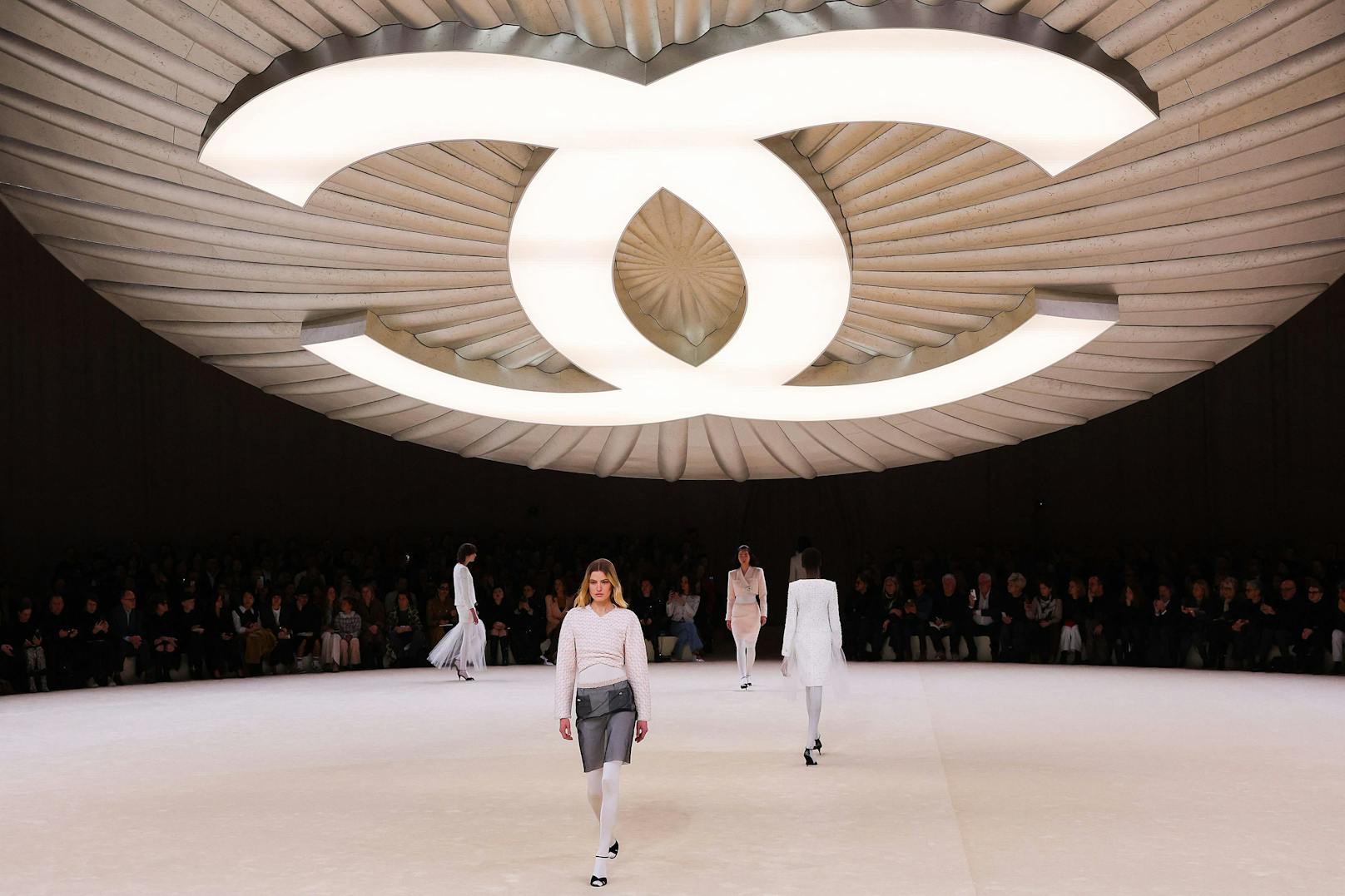 Die gesamte Show fand übrigens im Grand Palais Éphémère unter dem berühmten Chanel-Knopf statt.