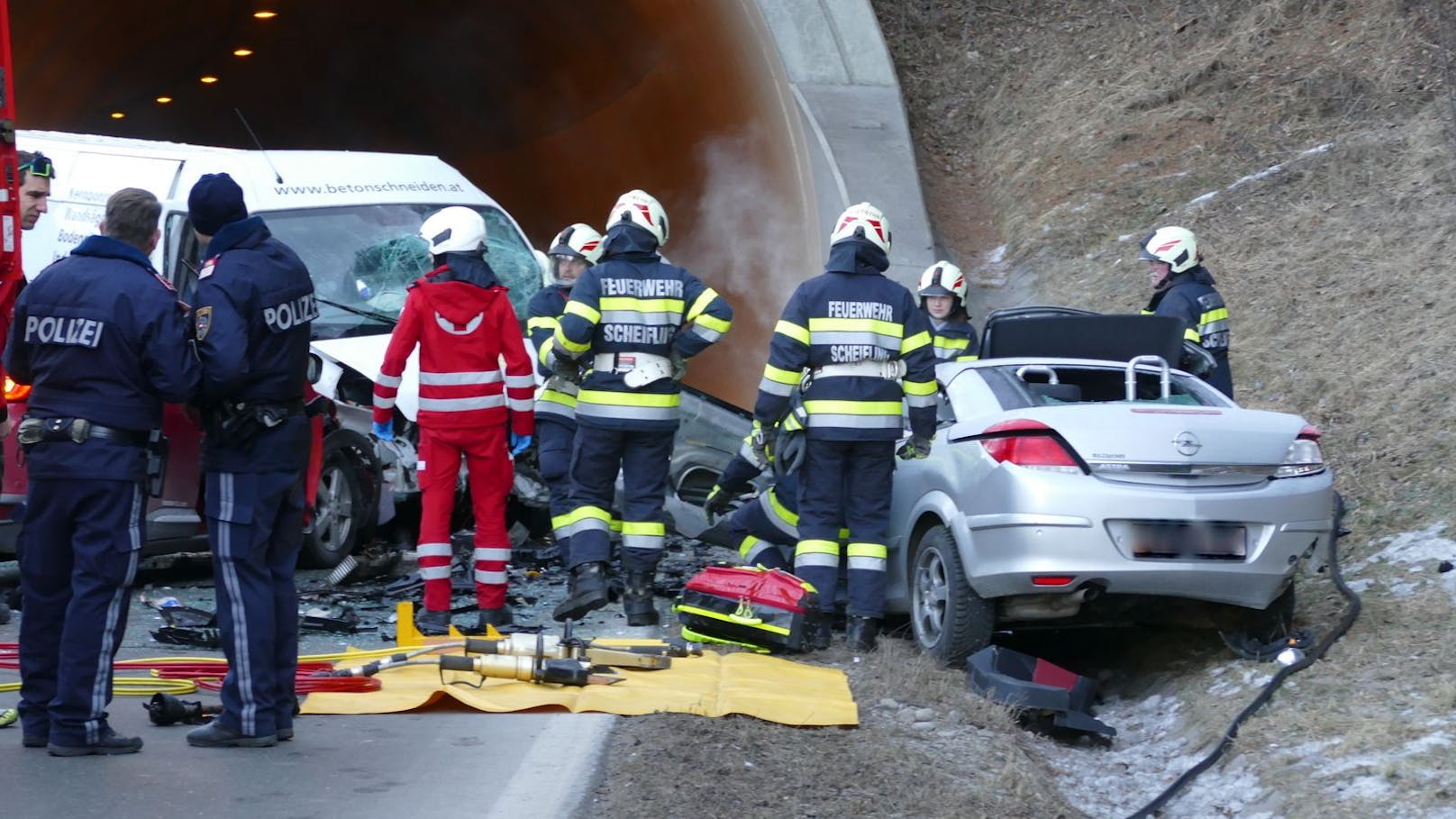 Montagfrüh ereignete sich beim Tunnelportal Süd des "Scheiflinger Ofens" ein Verkehrsunfall mit drei beteiligten Fahrzeugen. Dabei wurden insgesamt fünf Personen verletzt.