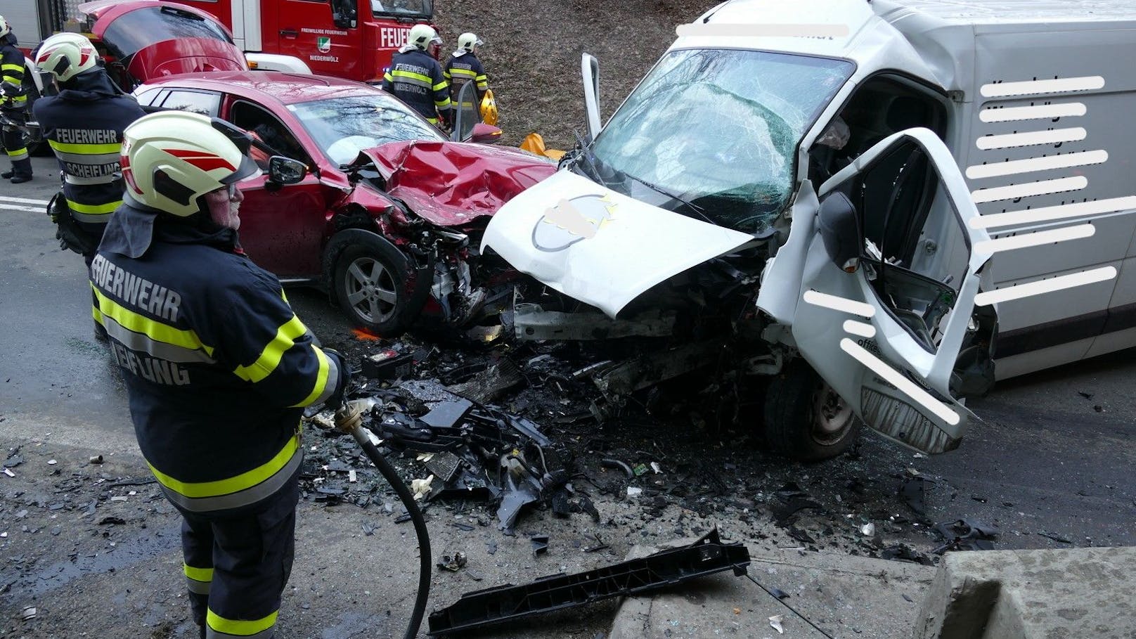 Montagfrüh ereignete sich beim Tunnelportal Süd des "Scheiflinger Ofens" ein Verkehrsunfall mit drei beteiligten Fahrzeugen. Dabei wurden insgesamt fünf Personen verletzt.